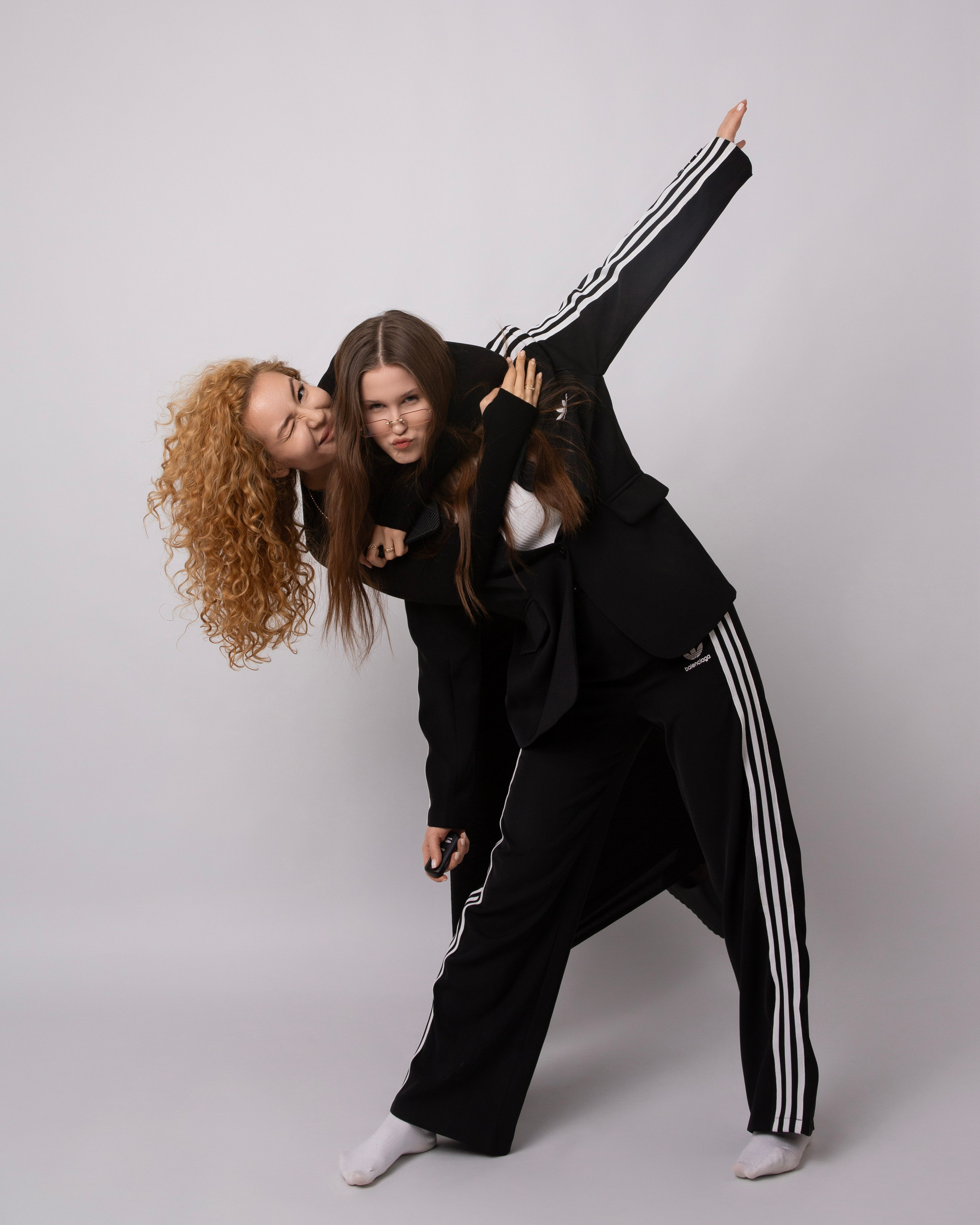 Девушки черная одежда в стиле рекламной фотосъемки