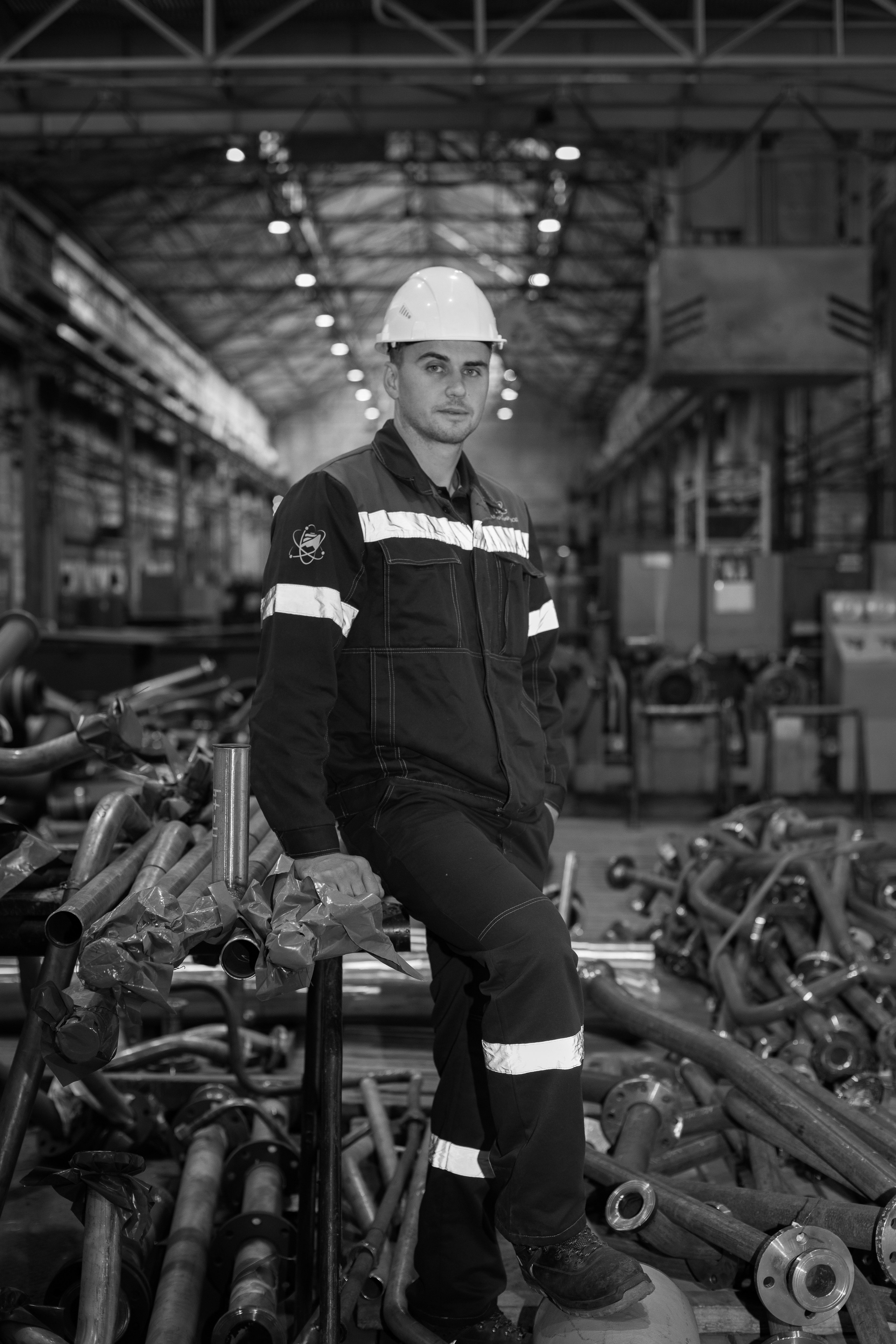 Сотрудник судостроительного завода в трубомедницком цехе на черно-белой фотографии календаря.