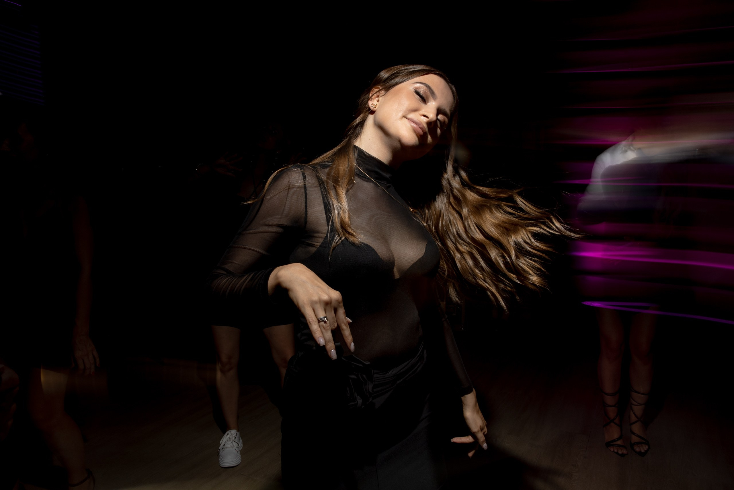 Здравствуйте! Я свадебный фотограф из Ульяновска, работаю в том числе по всей России и с выездом за границу. Снимаю свадьбы, lovestory, корпоративы, светский репортаж. Провожу обучение по фотографии, мастер-классы и воркшопы для других фотографов.