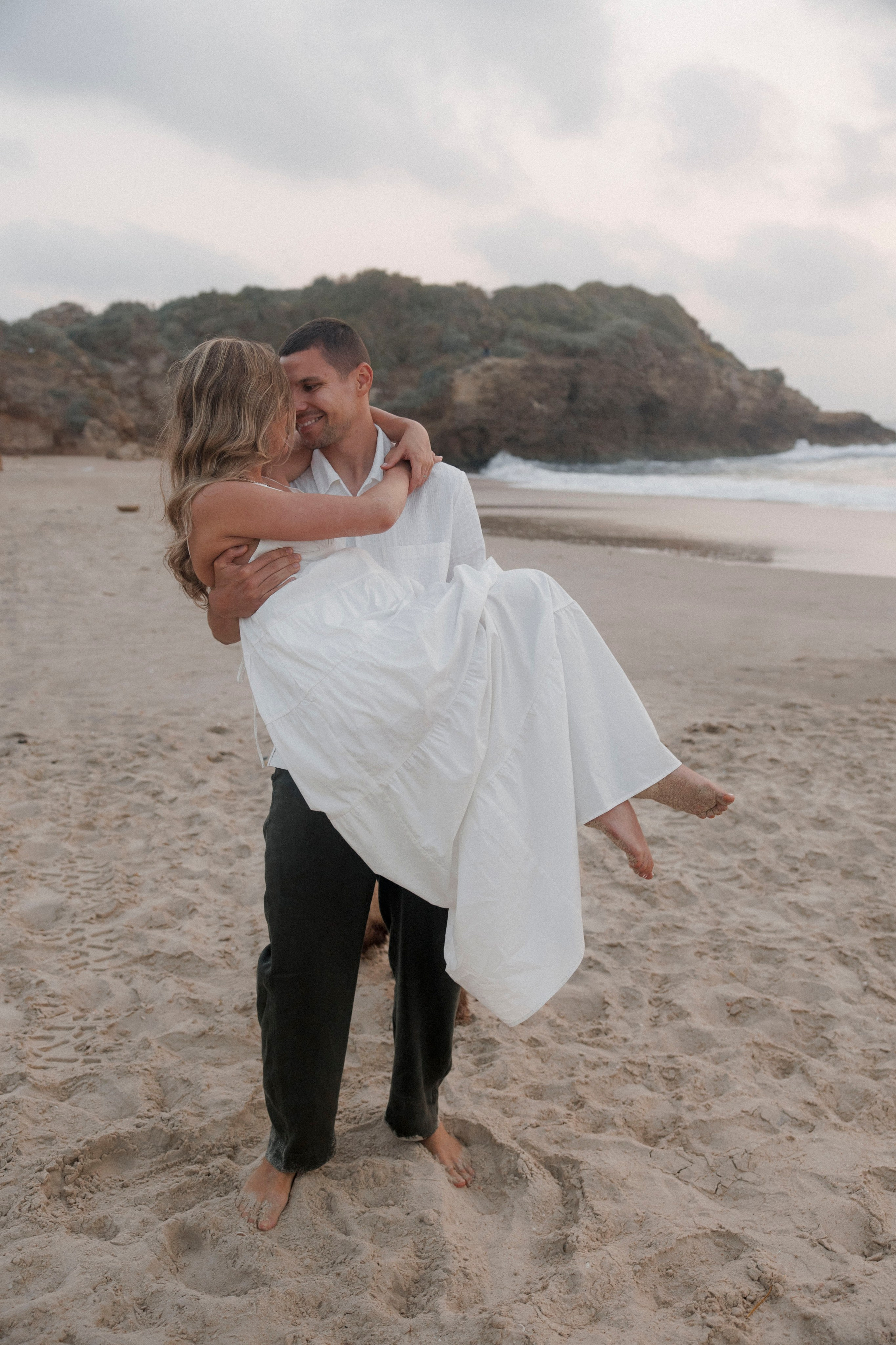 Pregnancy photoshoot near the sea (cloudy weather). Главная