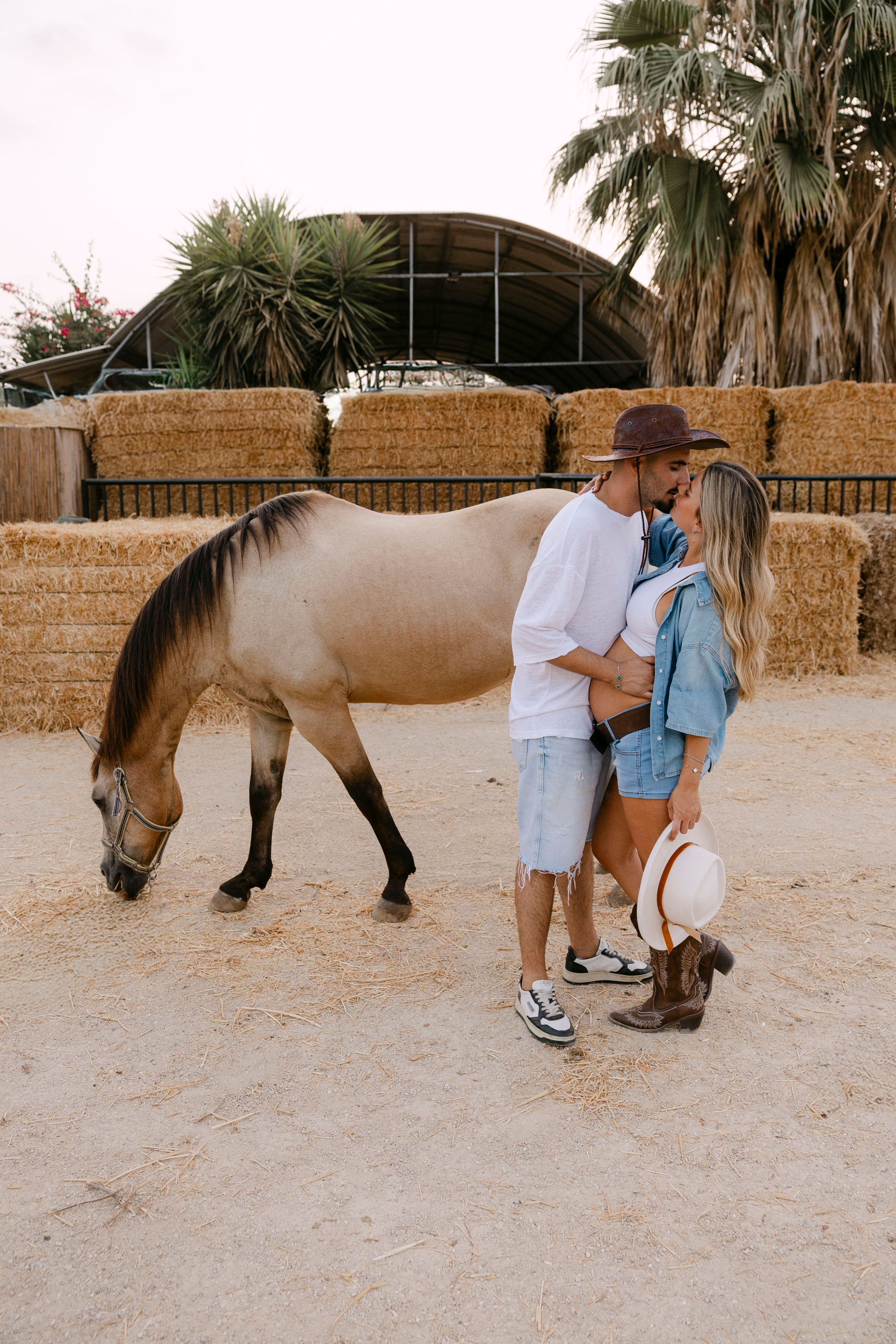 Pregnancy photoshoot at the horse farm. Главная