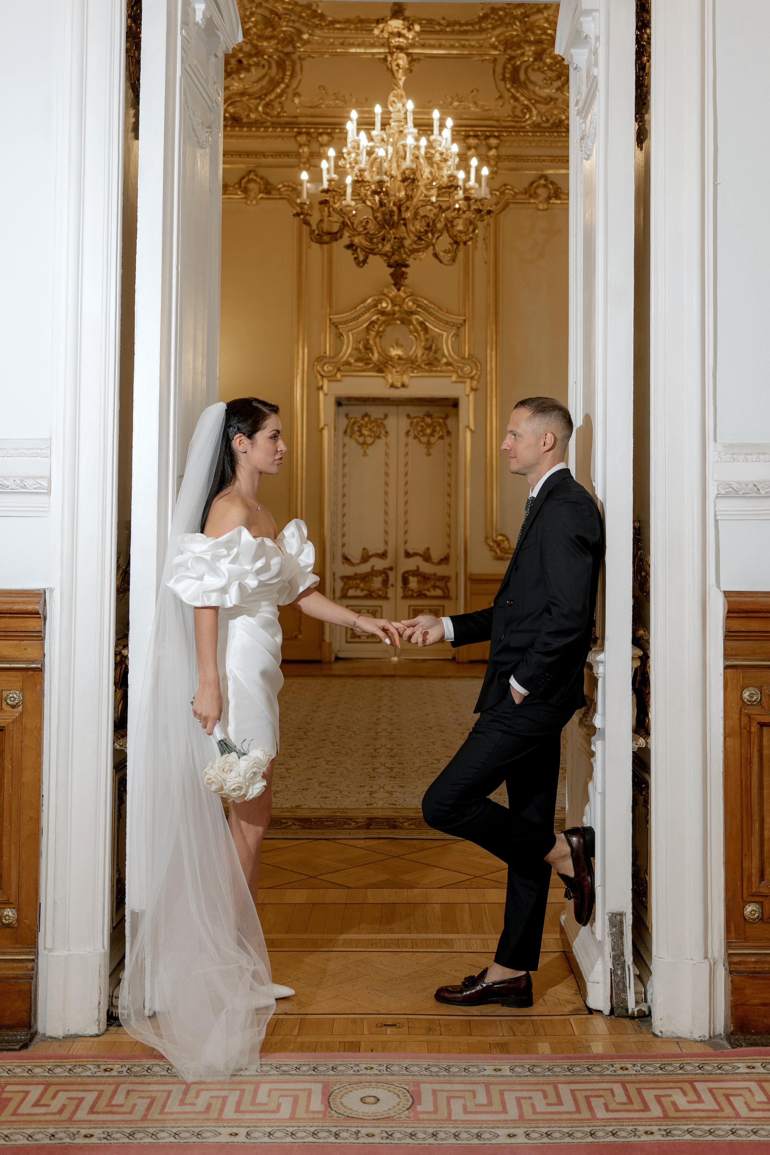 Жених и невеста на свадебной фотосессии во дворце бракосочетания №1 в золотом зале
