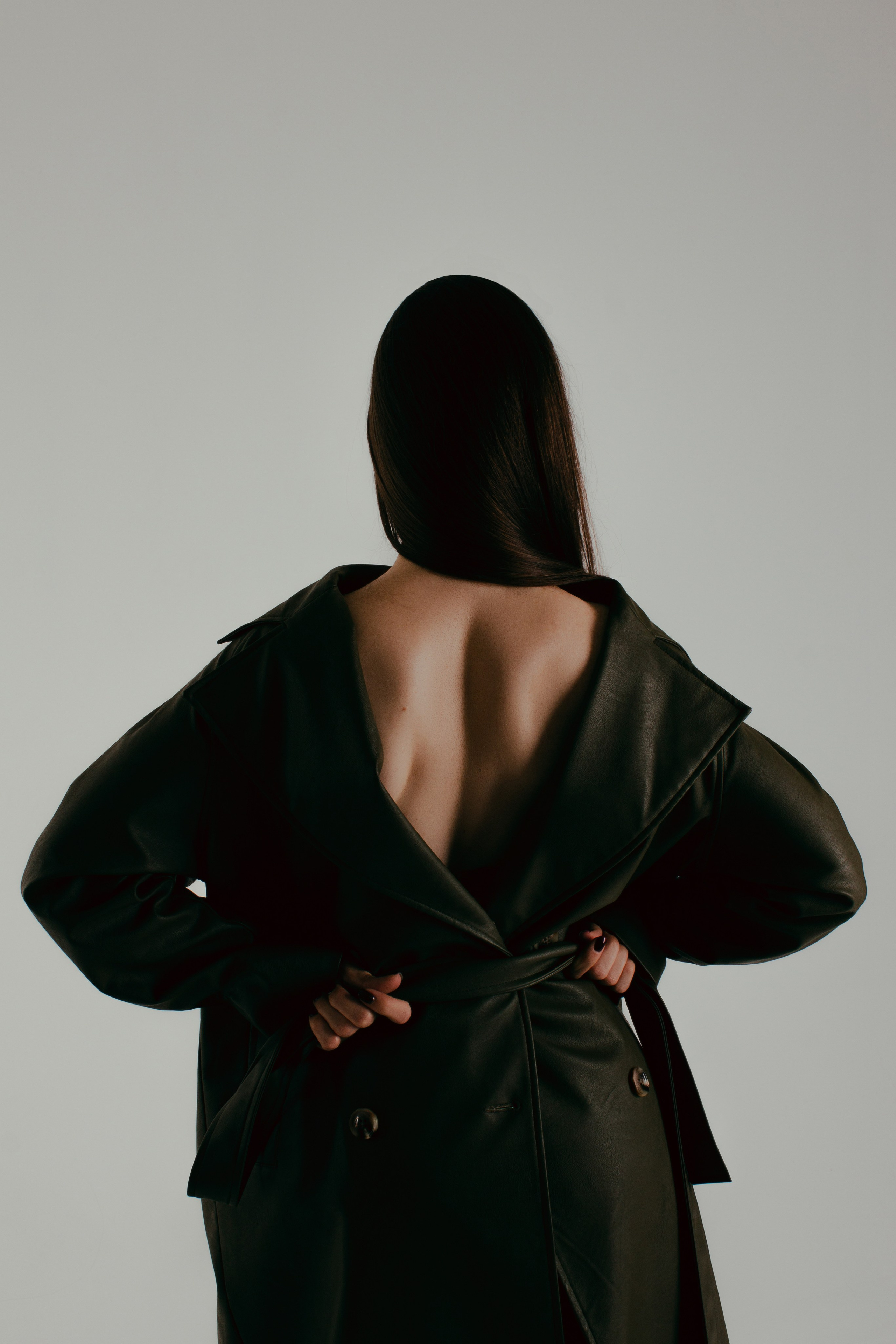 Стильная томная фотосессия в студии в зеленых цветах в тренче. Фотограф Наталья Воронина Москва