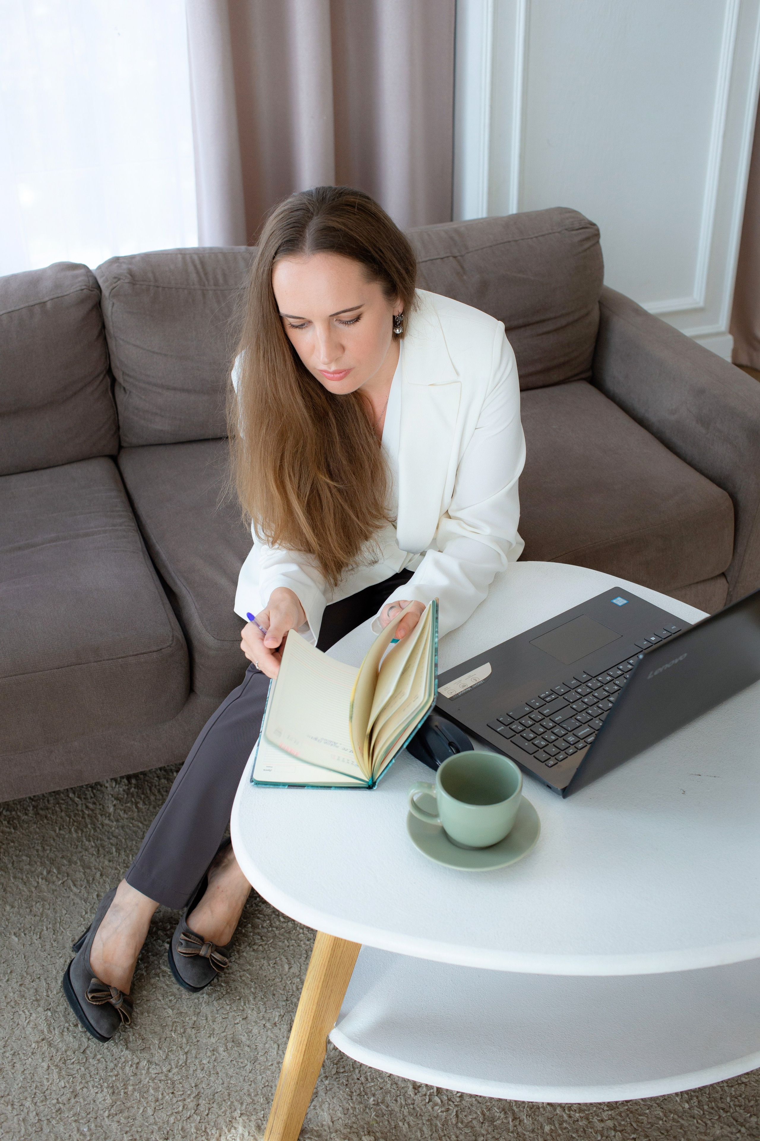 Профессиональные фото психолога для сайта и соцсетей в СПб. Портретные фотосессии, контент-съемки, репортаж