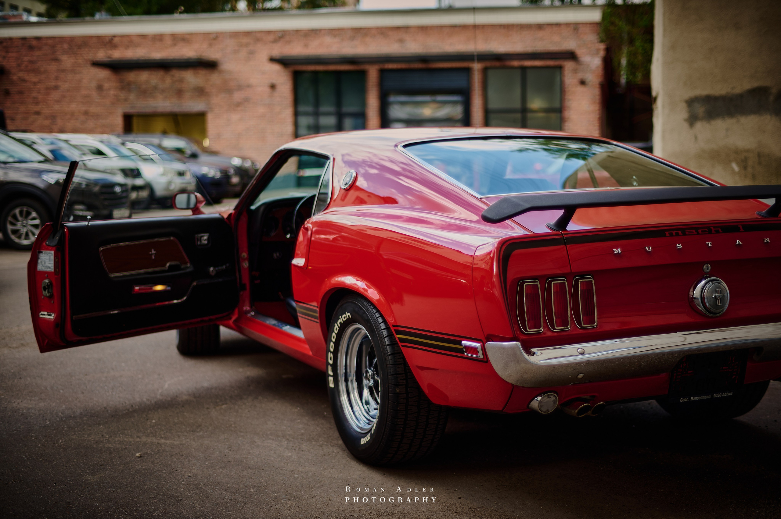 这辆红色1969年Mustang Mach 1