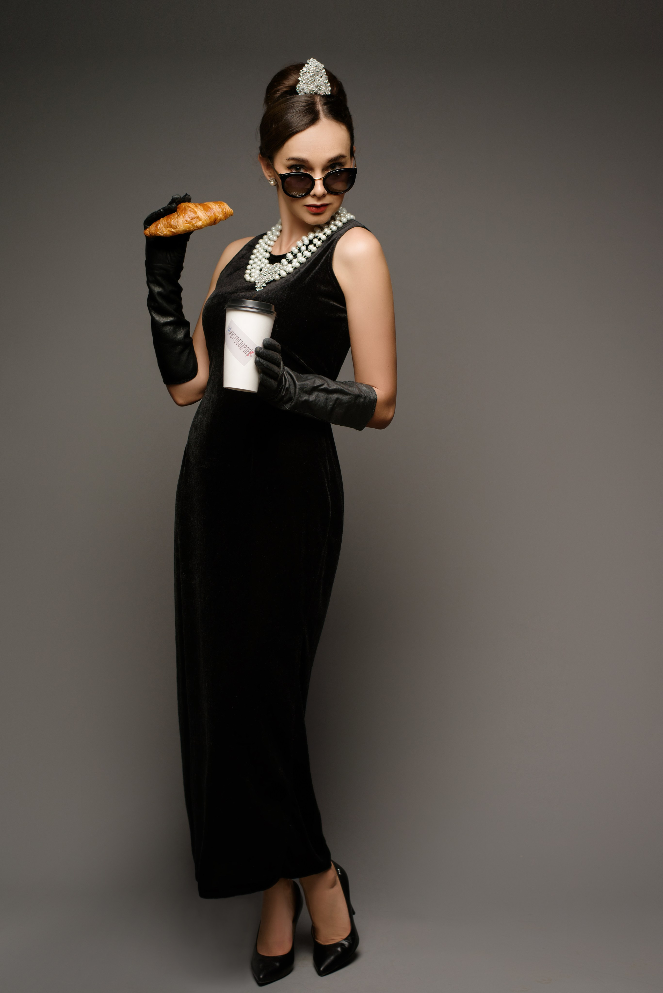 Фотосессия девушки, похожей на Одри Хэпберн в образе из фильма  "Завтрак у Тиффани" 