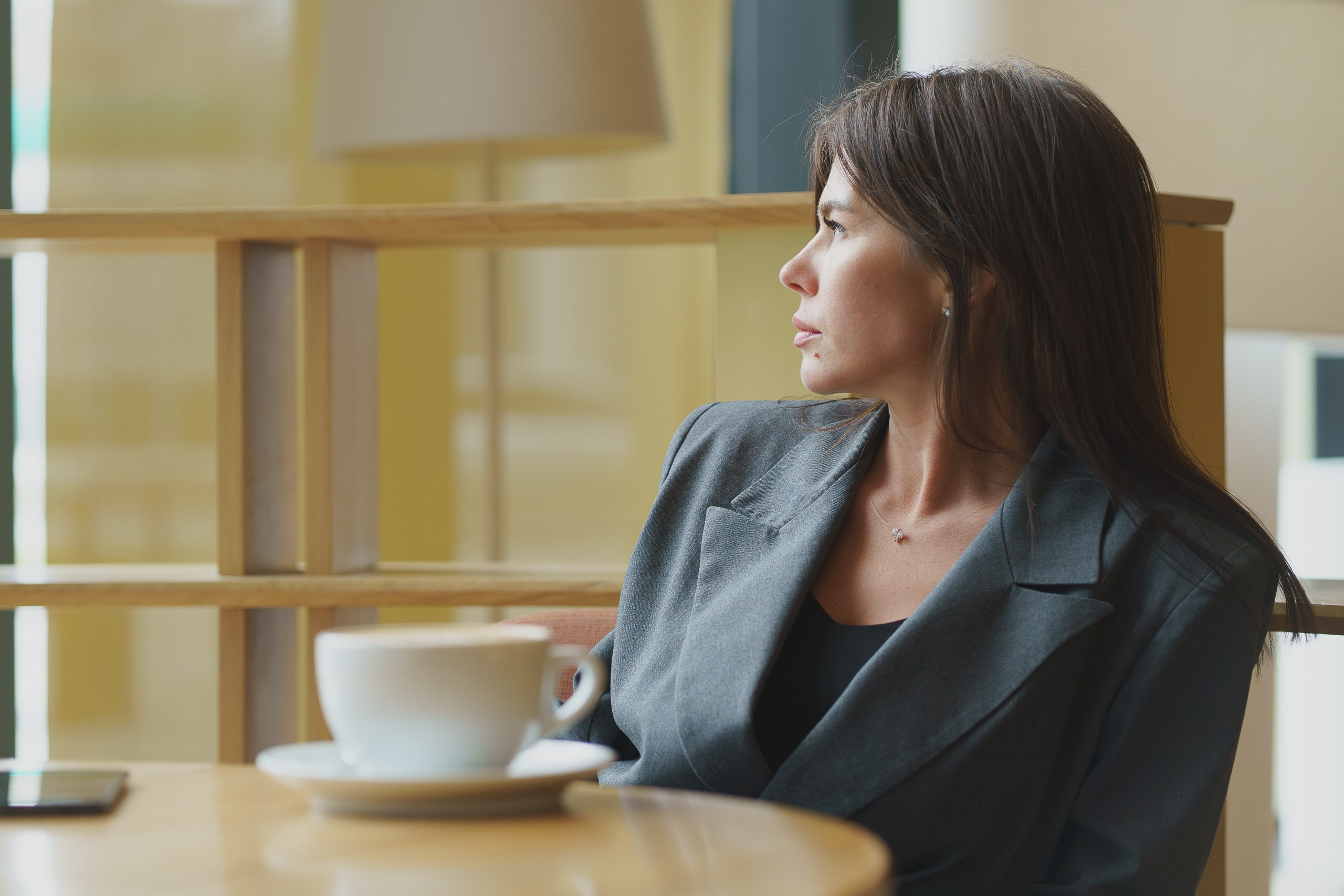 Портреты в кафе — стильные бизнес-портреты для блогера | Профессиональный портретный фотограф Екатеринбург