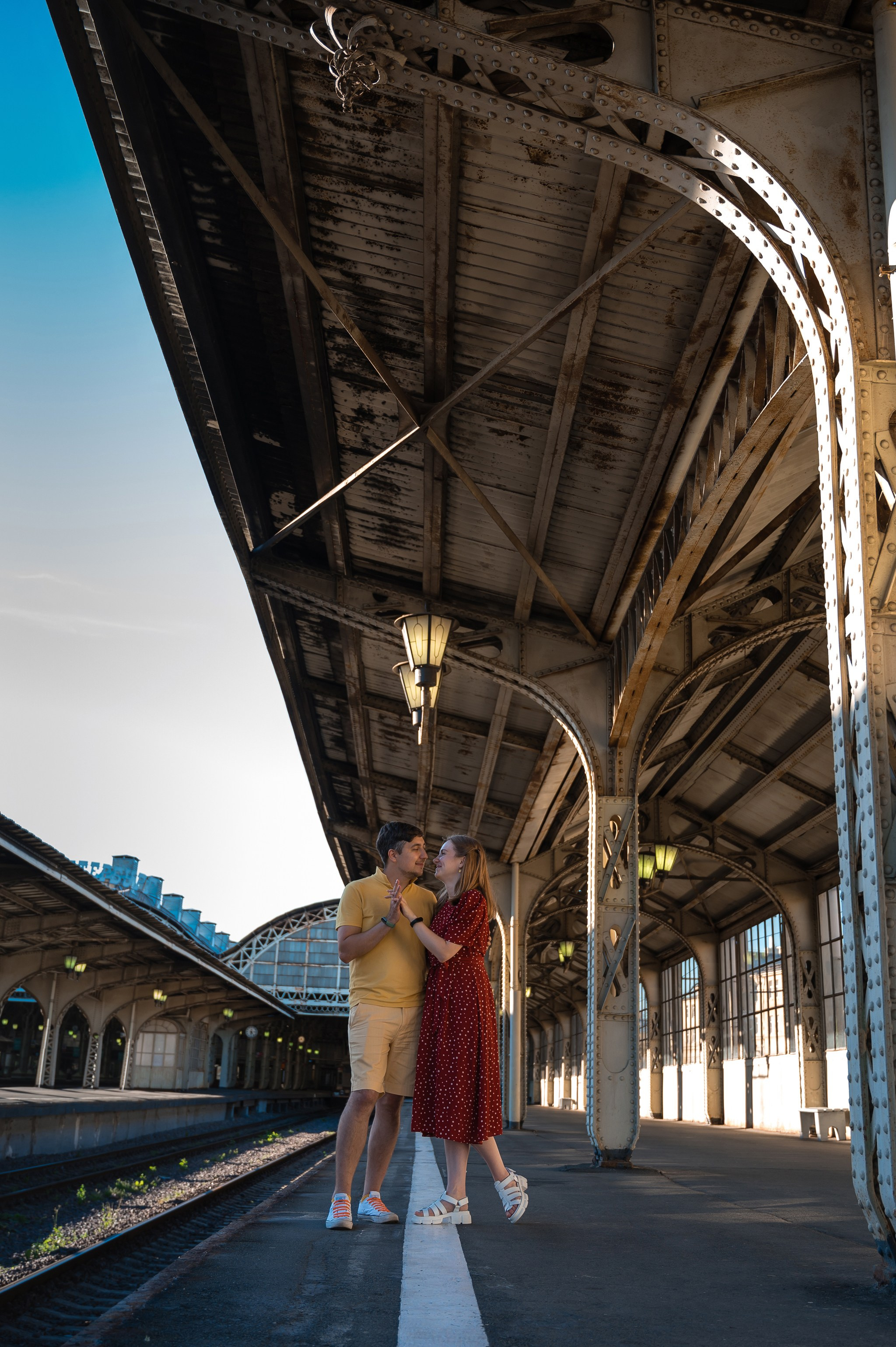 Пара на Витебском вокзале. Свадебный и семейный фотограф из Санкт-Петербурга Климов Анатолий