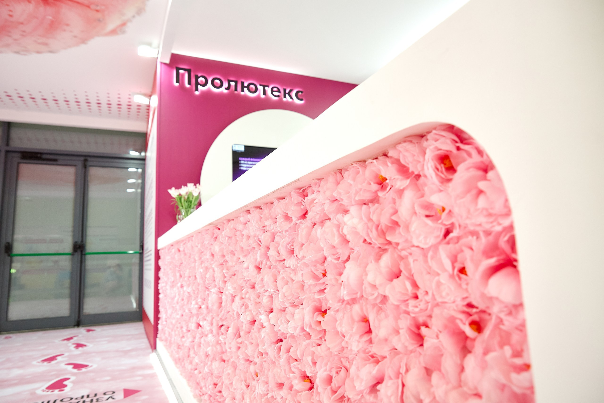 Стенд компании Angelini Pharma / Конференция РАРЧ 2023. Антон Артюшин, портретный фотограф. Москва