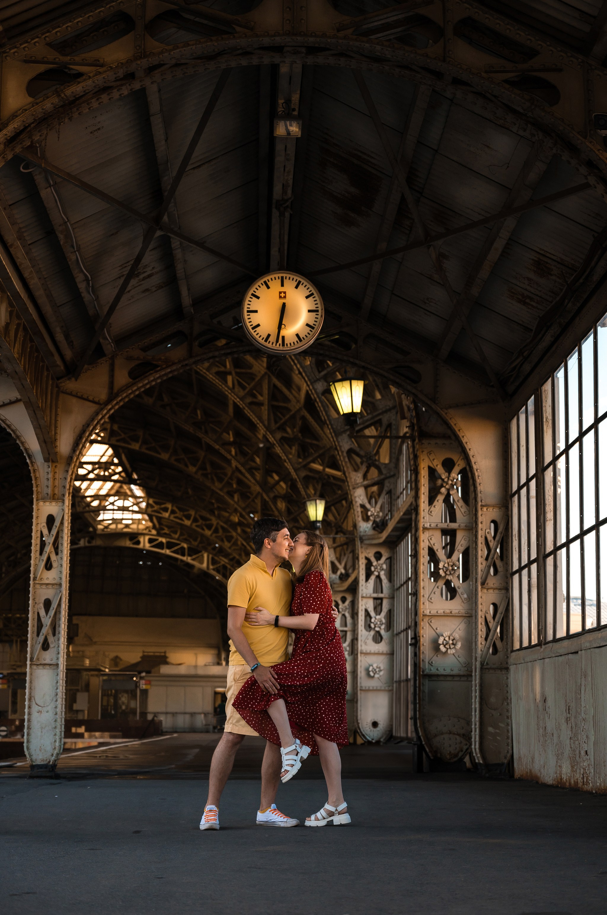 Пара на Витебском вокзале. Свадебный и семейный фотограф из Санкт-Петербурга Климов Анатолий
