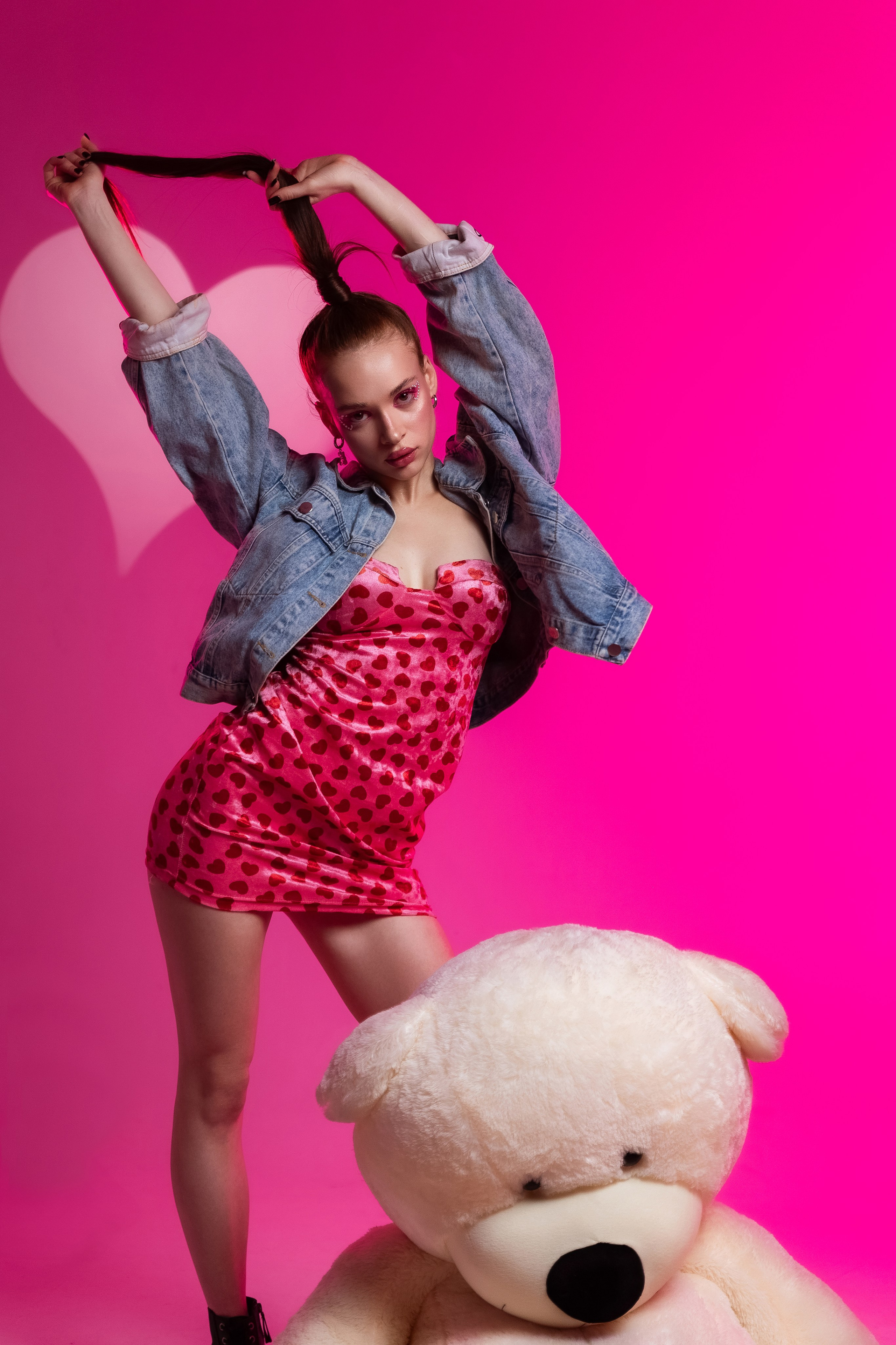 идея фотосессия на 14 февраля, день всех влюблённых, цветной свет, маски габо, 14 февраля, ростовой медведь