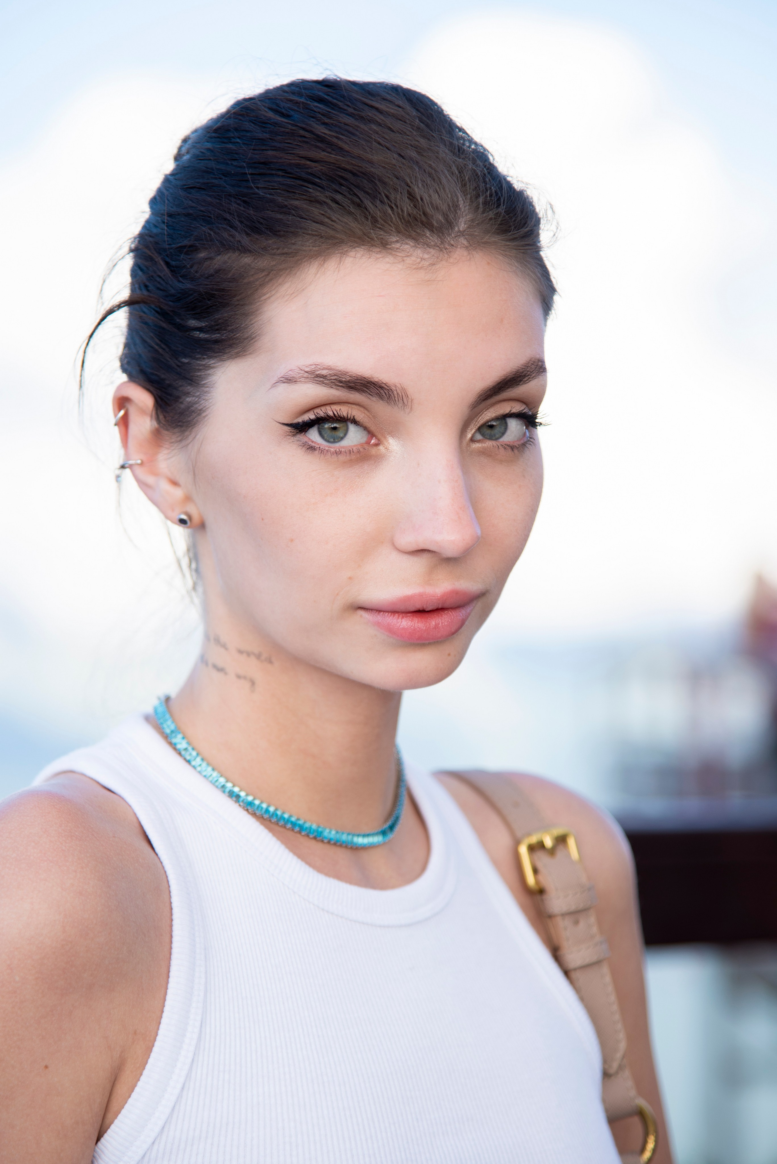 красивая девушка, похожа на Анжелину Джолли, белая майка, вершина горы. красная поляна