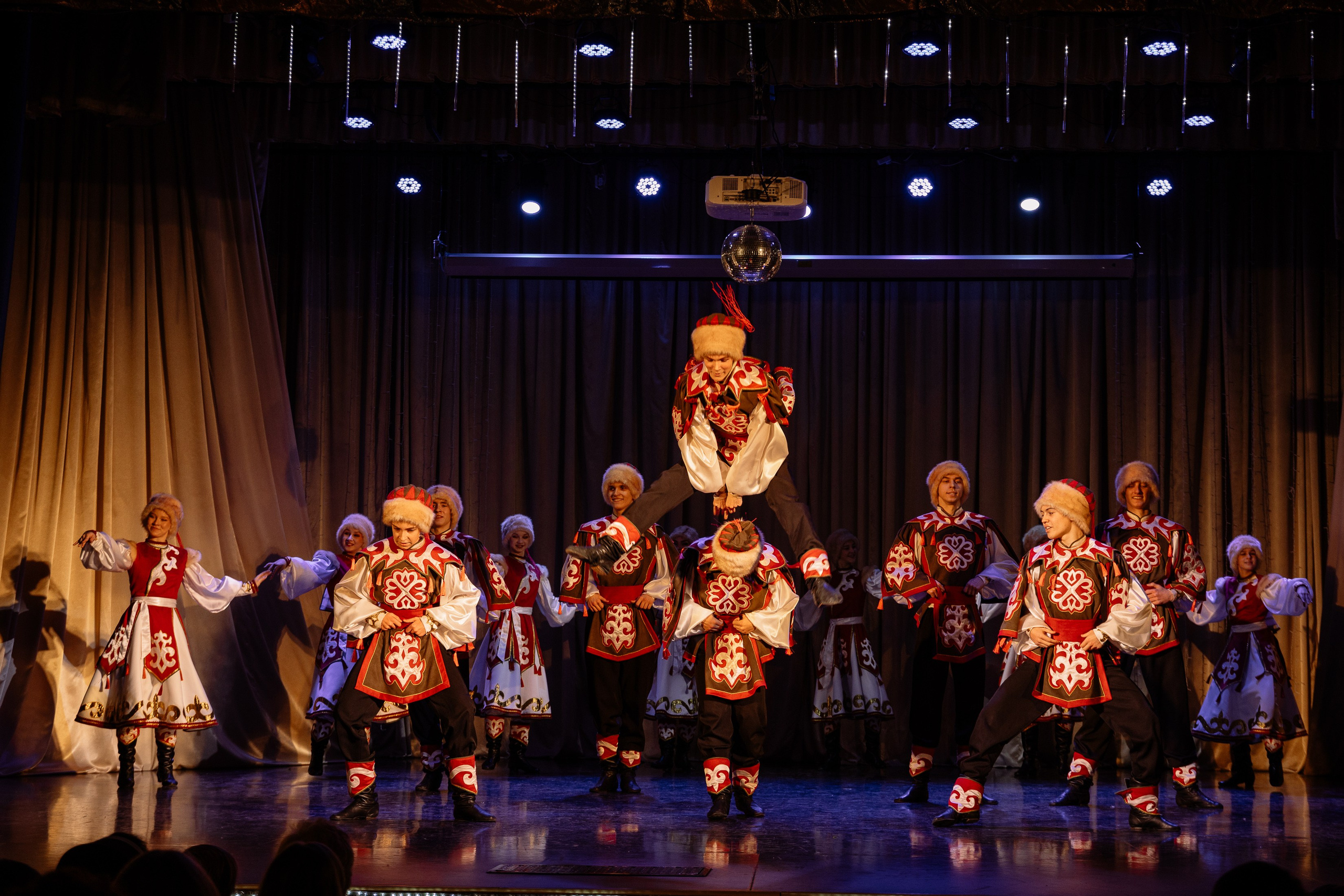 Сибирские узоры ДК Ефремова. Фотограф Юлия Мальцева