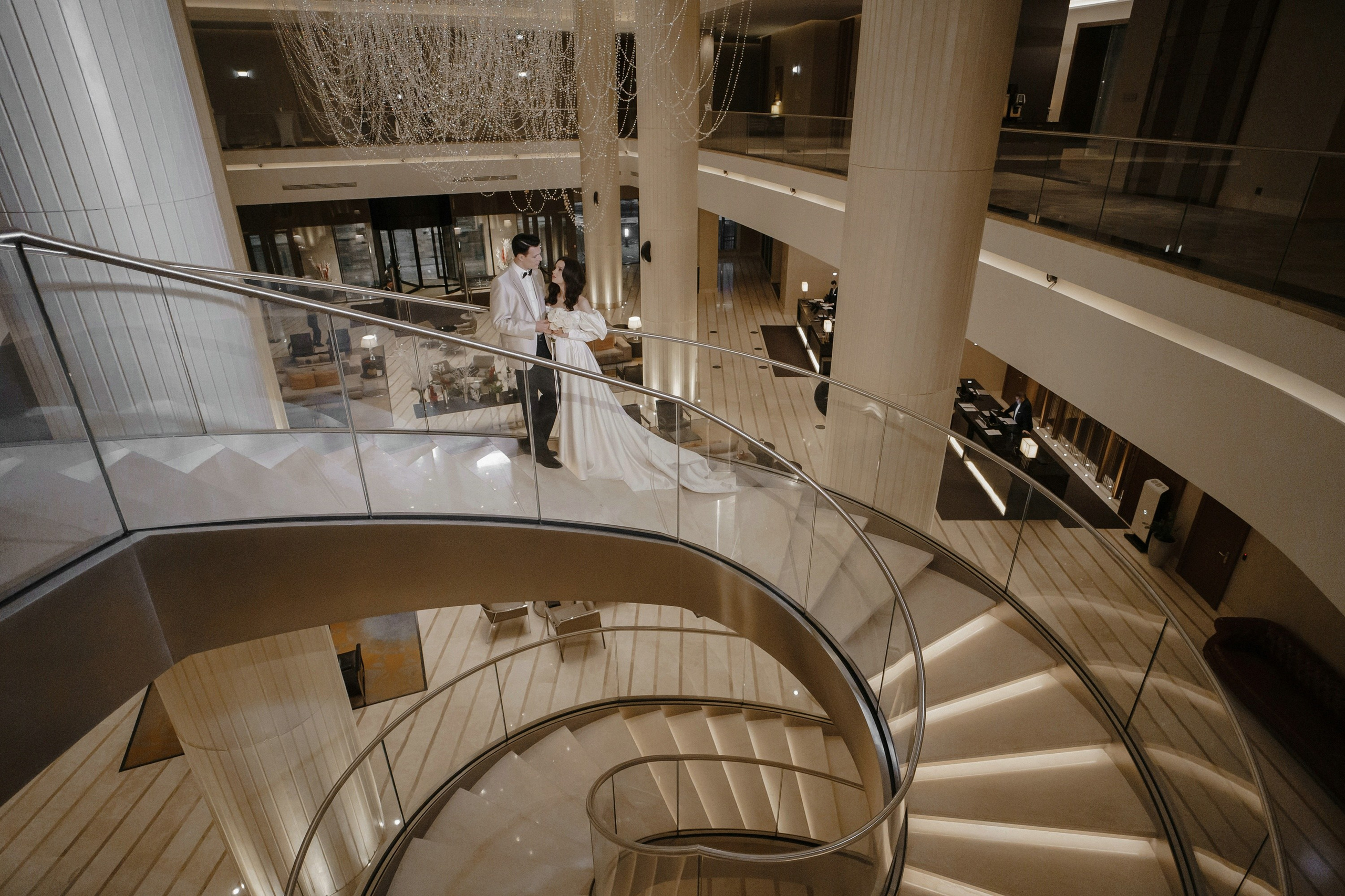 Фотосессия свадьбы на лестнице в Hyatt Regency Moscow Petrovsky Park. Свадебный и семейный фотограф в Москве Светлана Зоткина