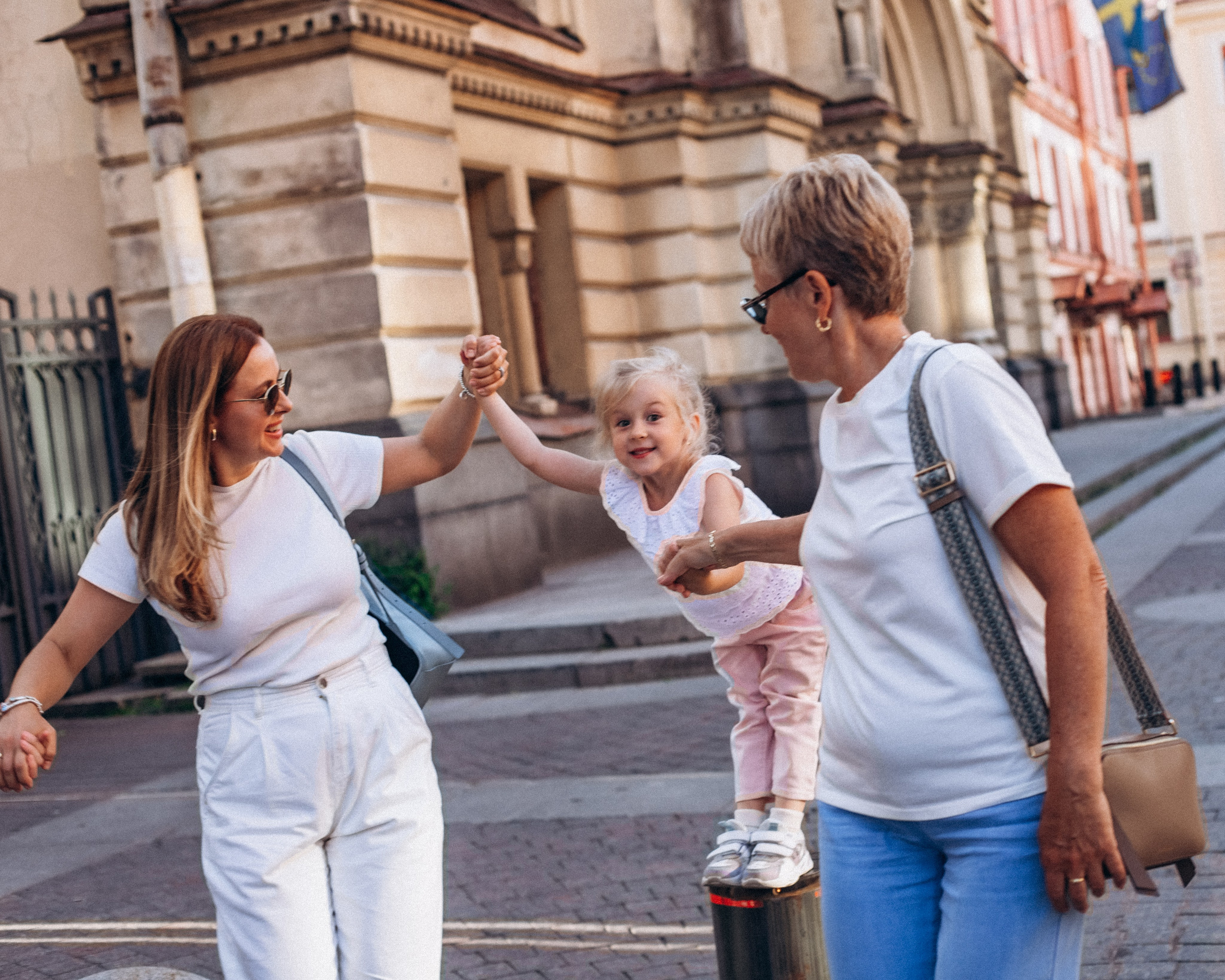 Дарья с семьей в июне. Фотопрогулка в Петербурге. Индивидуальный и семейный фотограф в Санкт-Петербурге