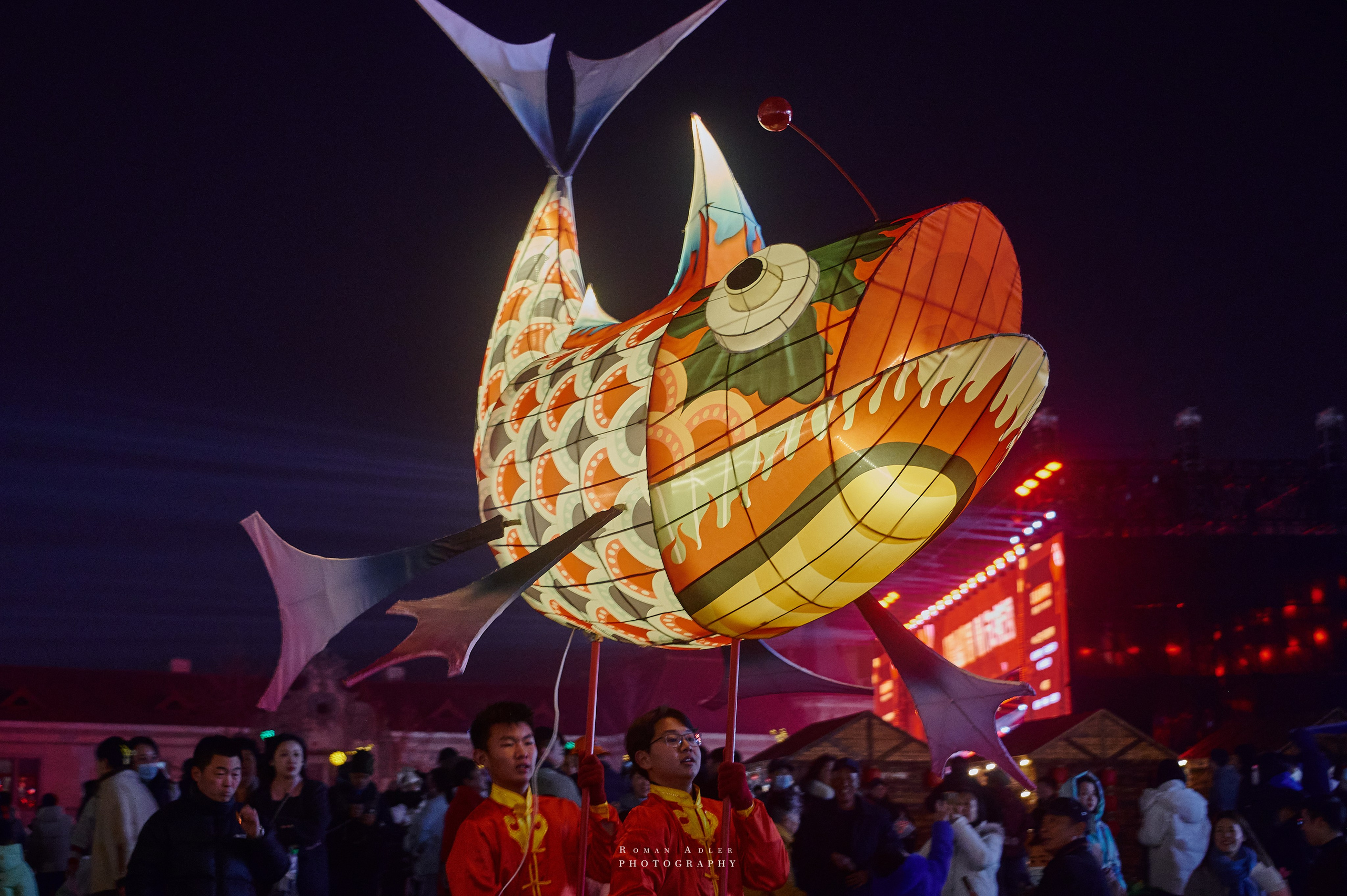 Новогоднее шествие. Китай февраль 2024. Уличные фото Китая. Новый год и праздники в Циндао. Фотограф роман Адлер. Фотопроект Китай русский взгляд