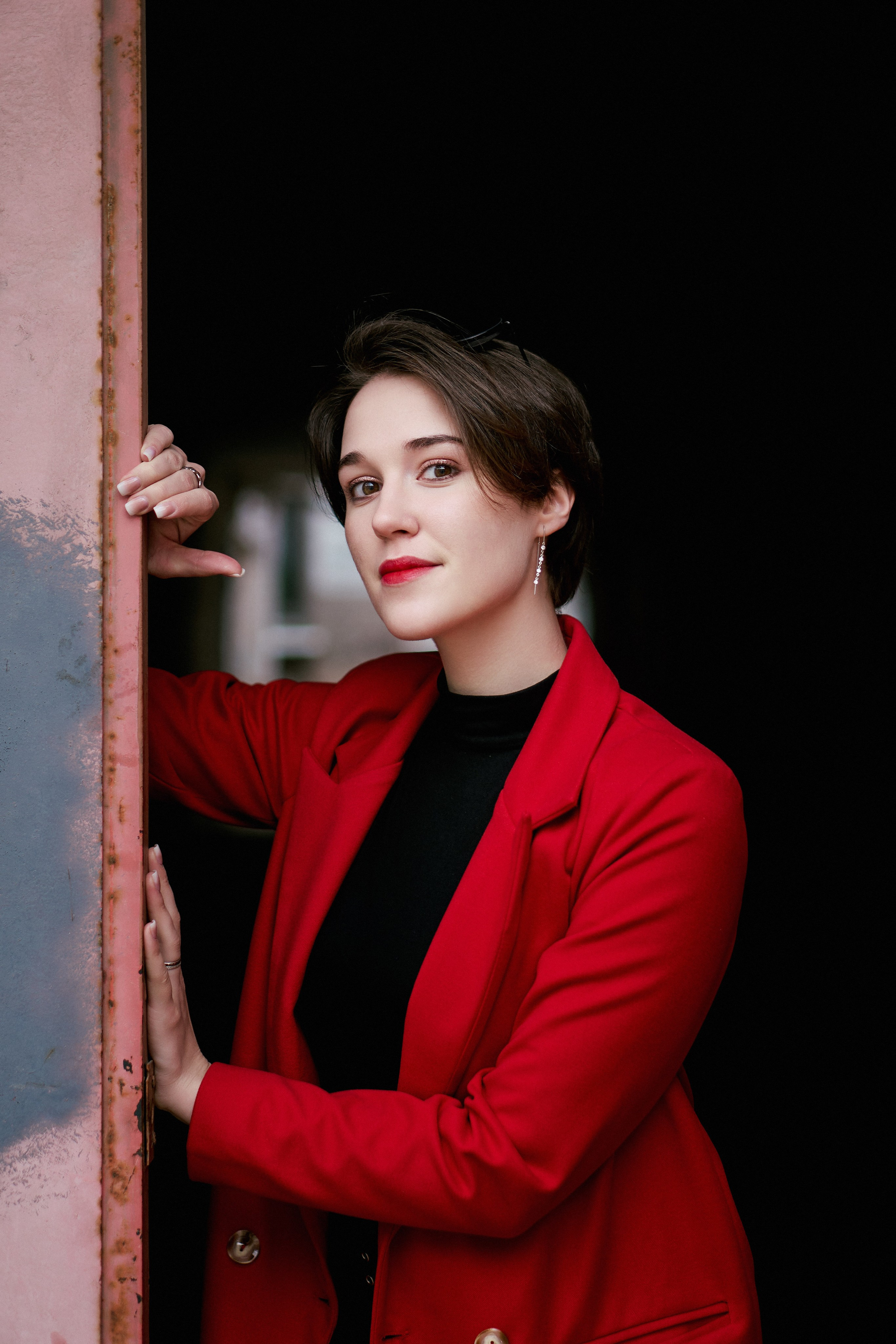 Девушка в красном