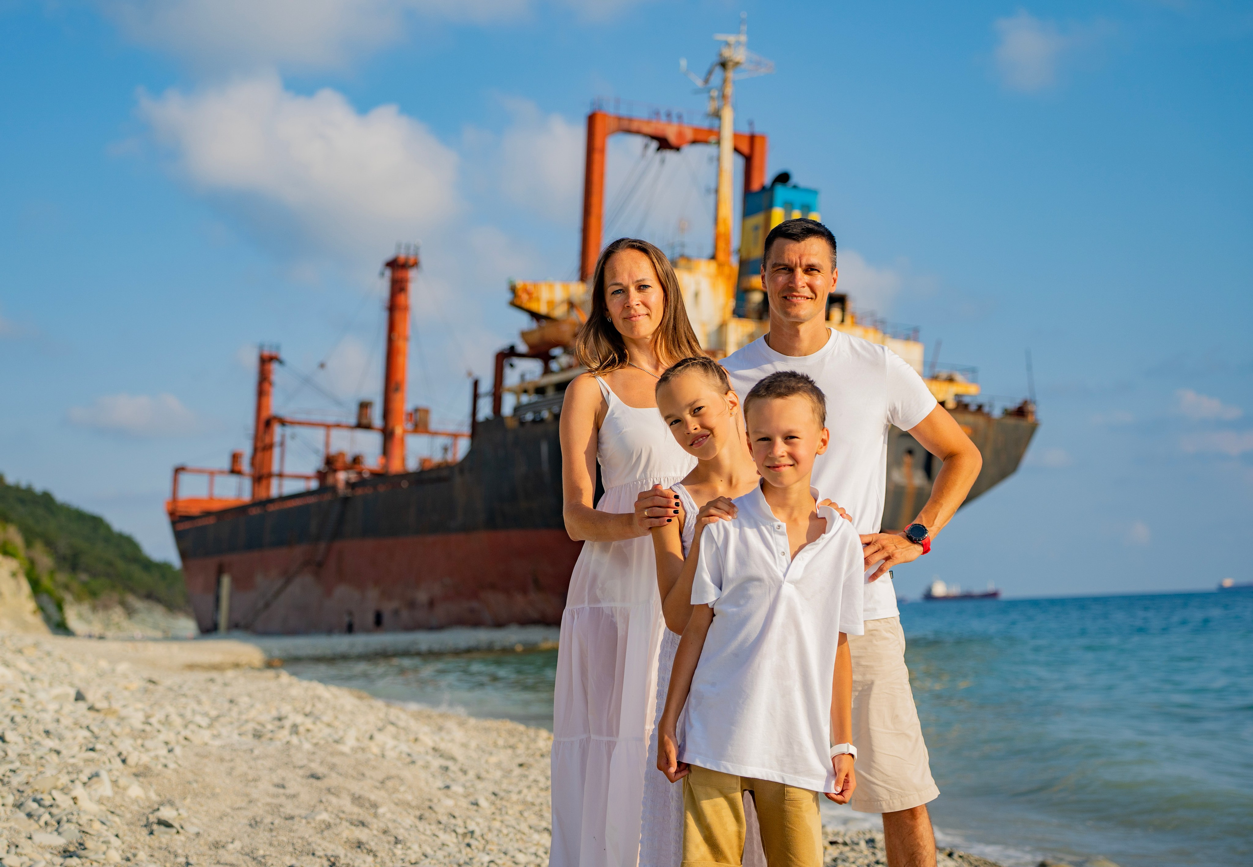 Фотосессия-поход к сухогрузу Рио. Семейный и детский фотограф Екатерина Черняева. Снимаю портреты, love story, фотопрогулки, работаю на улице, в кафе, студии, дома у клиента