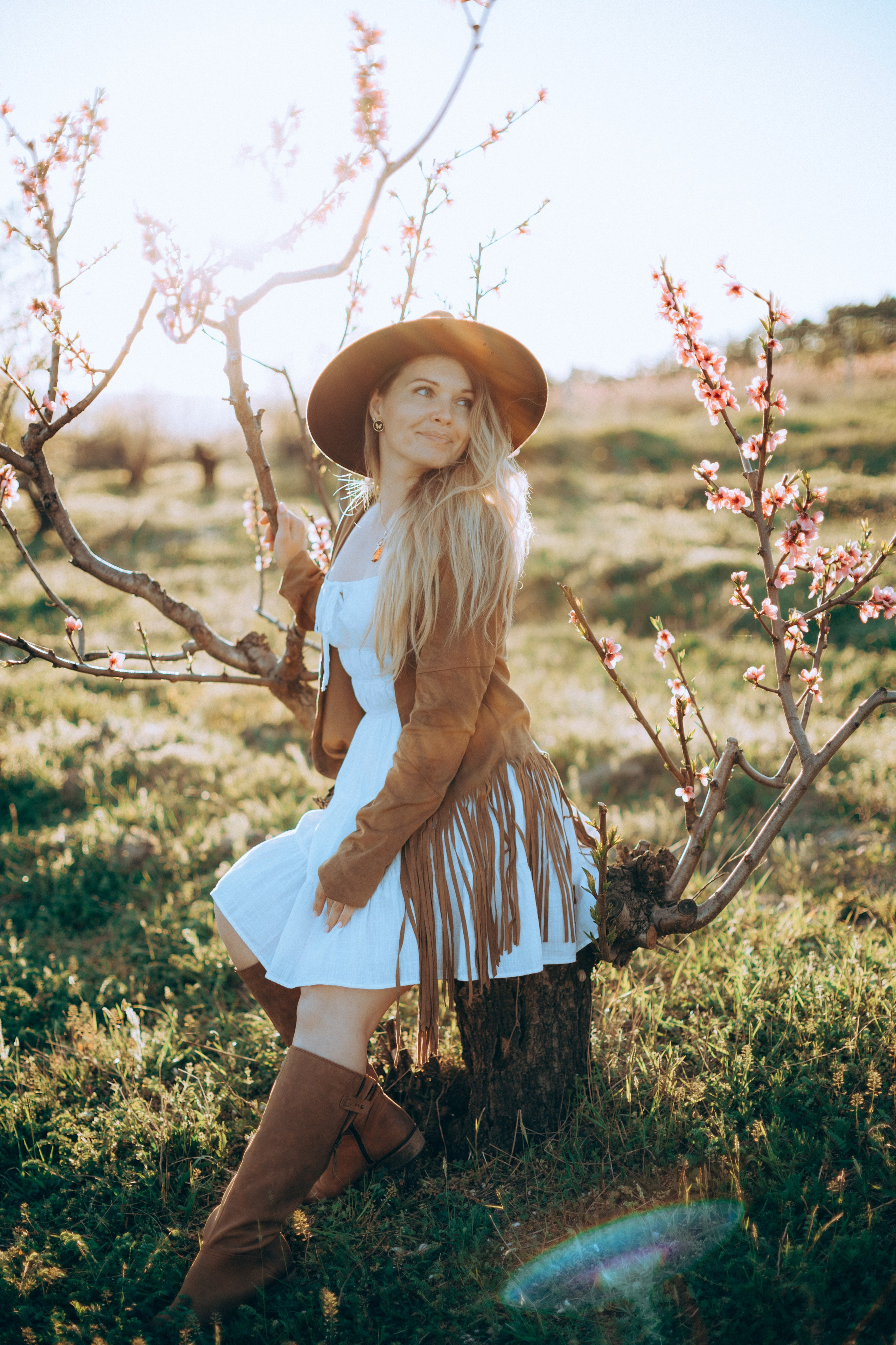 Женская фотосессия в персиковых цветениях. Портретный свадебный фотограф Крым | Евгения Щитенко