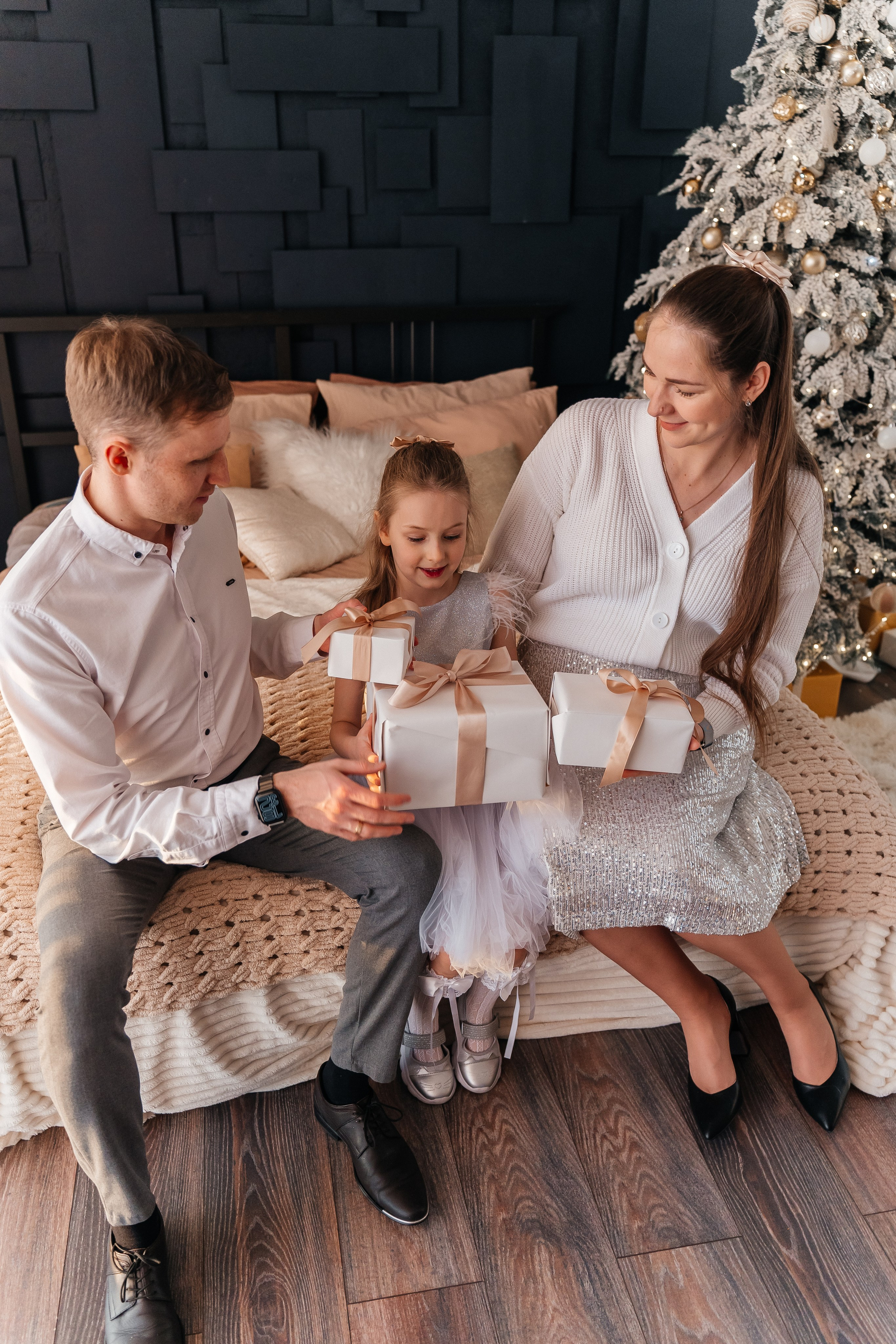 Новогодняя. Для тех, кто не ждёт удачи, а создаёт её. Каждая фотосессия — это твой момент, твой стиль, твой успех. 📸