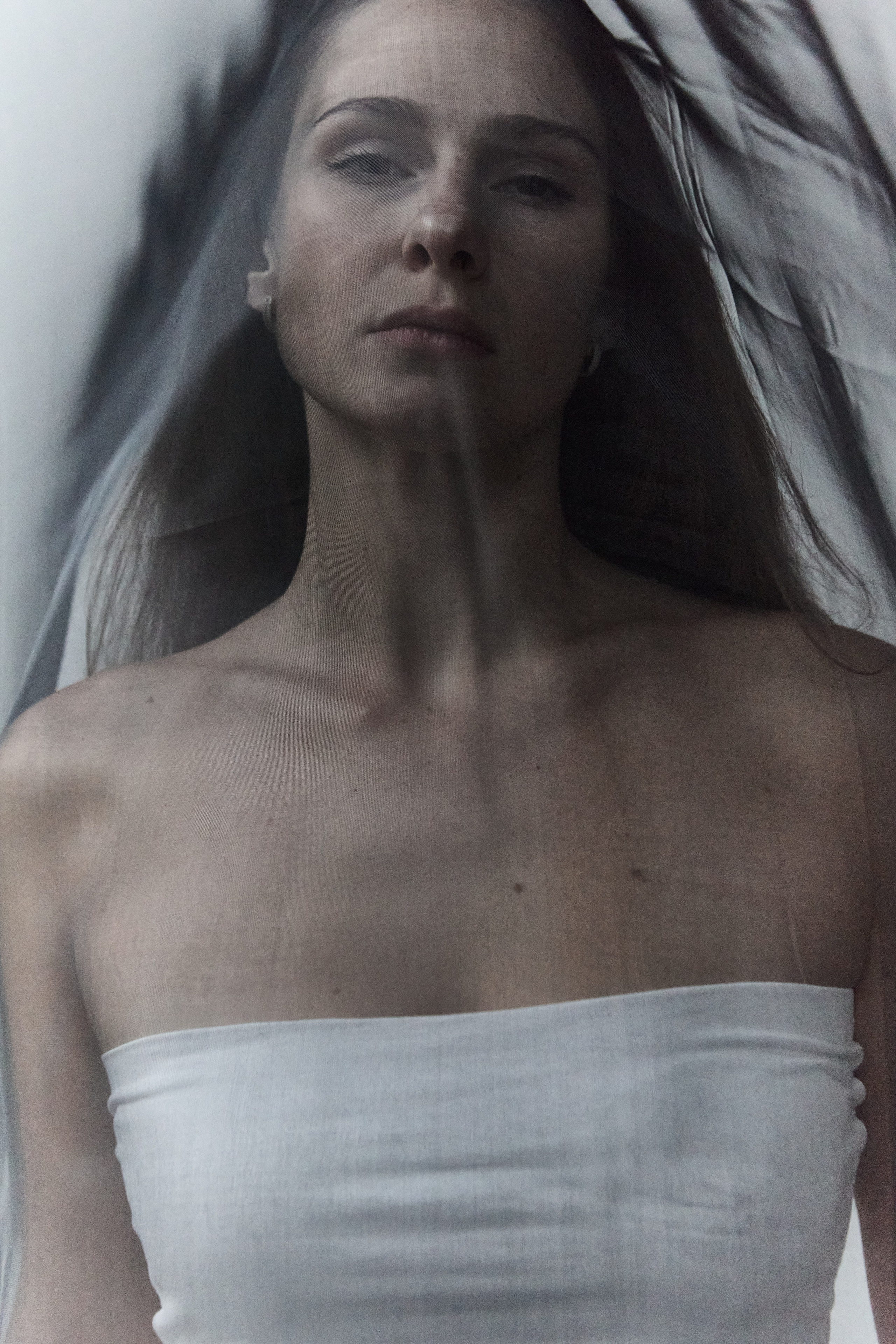 необычная портретная фотосессия в студии с тканью