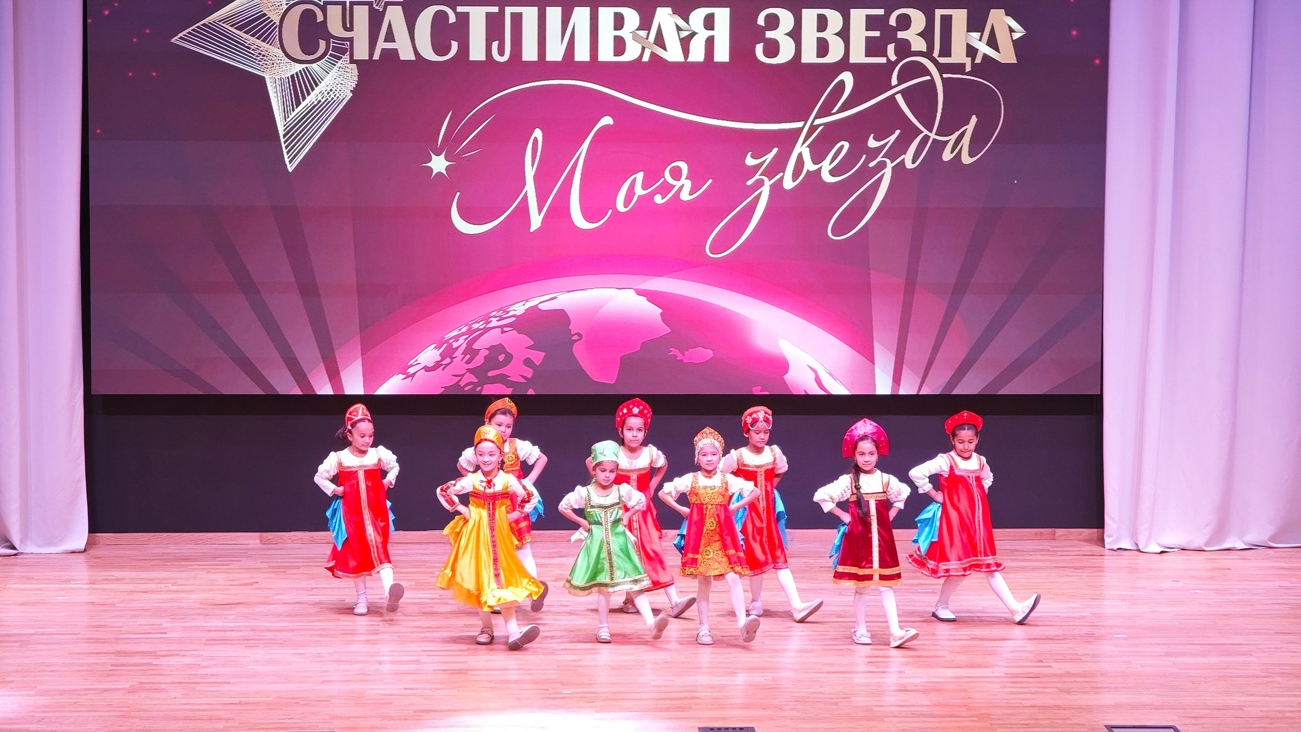 1 ноября 2025 г, г. Бохтар, Таджикистан. Золотое яблочко