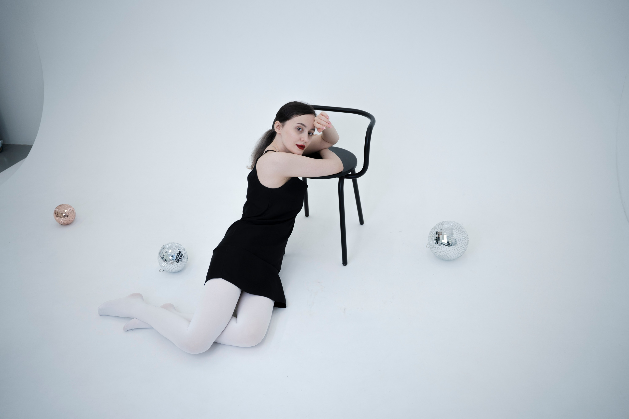 ДЕВОЧКА НА ШАРЕ. Главная