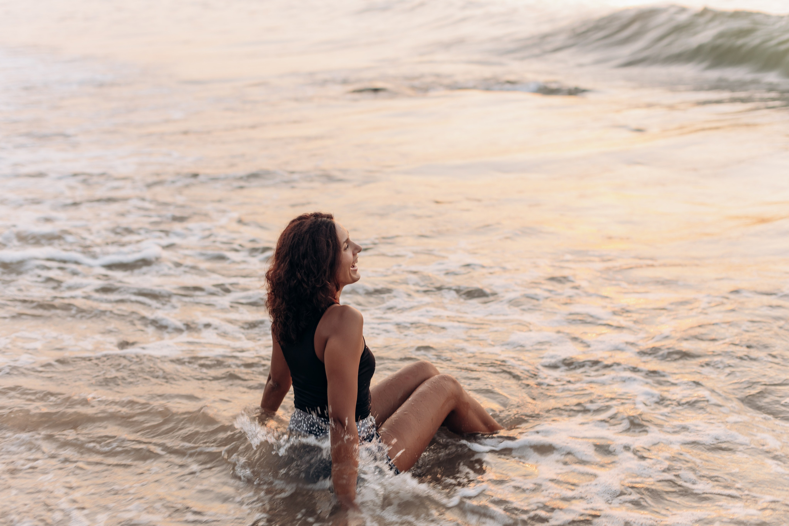 Подруги Пионеский Сосновый бор закат. Фотограф в Калининграде свадебная фотография, репортажная, фотосессии