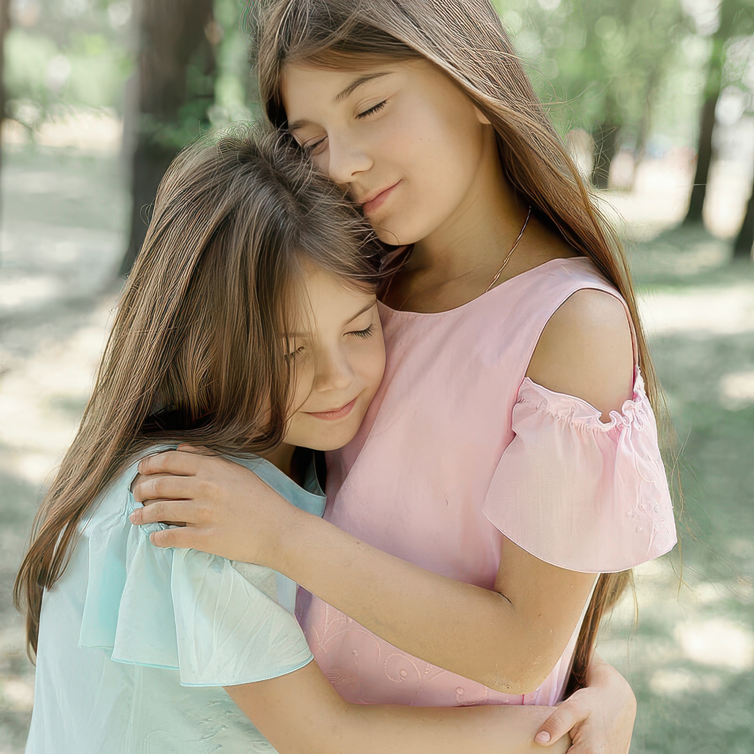 Детская фотосессия летом - сестры обнимаются