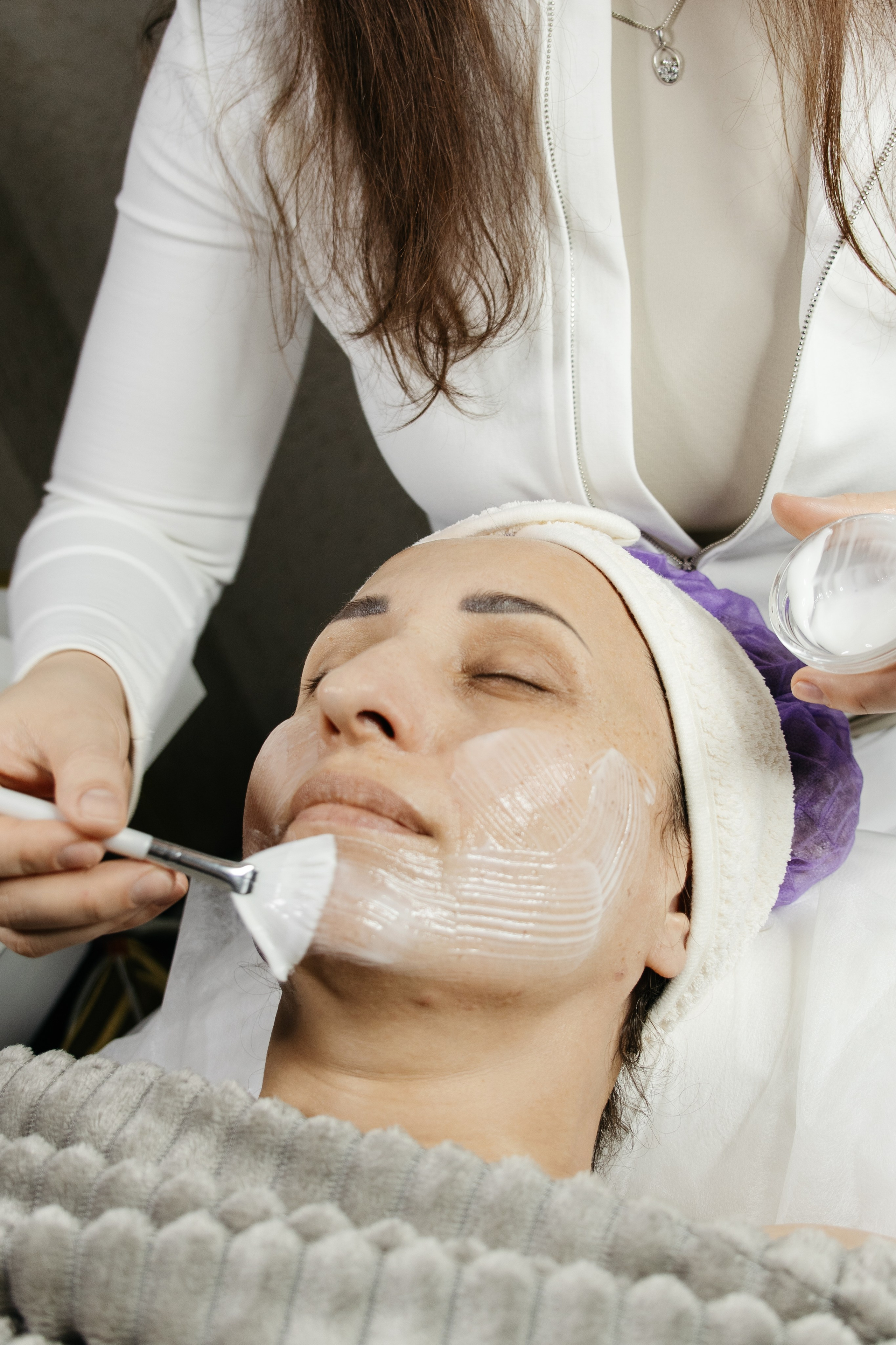 Косметолог делает уходовую процедуру - Курск