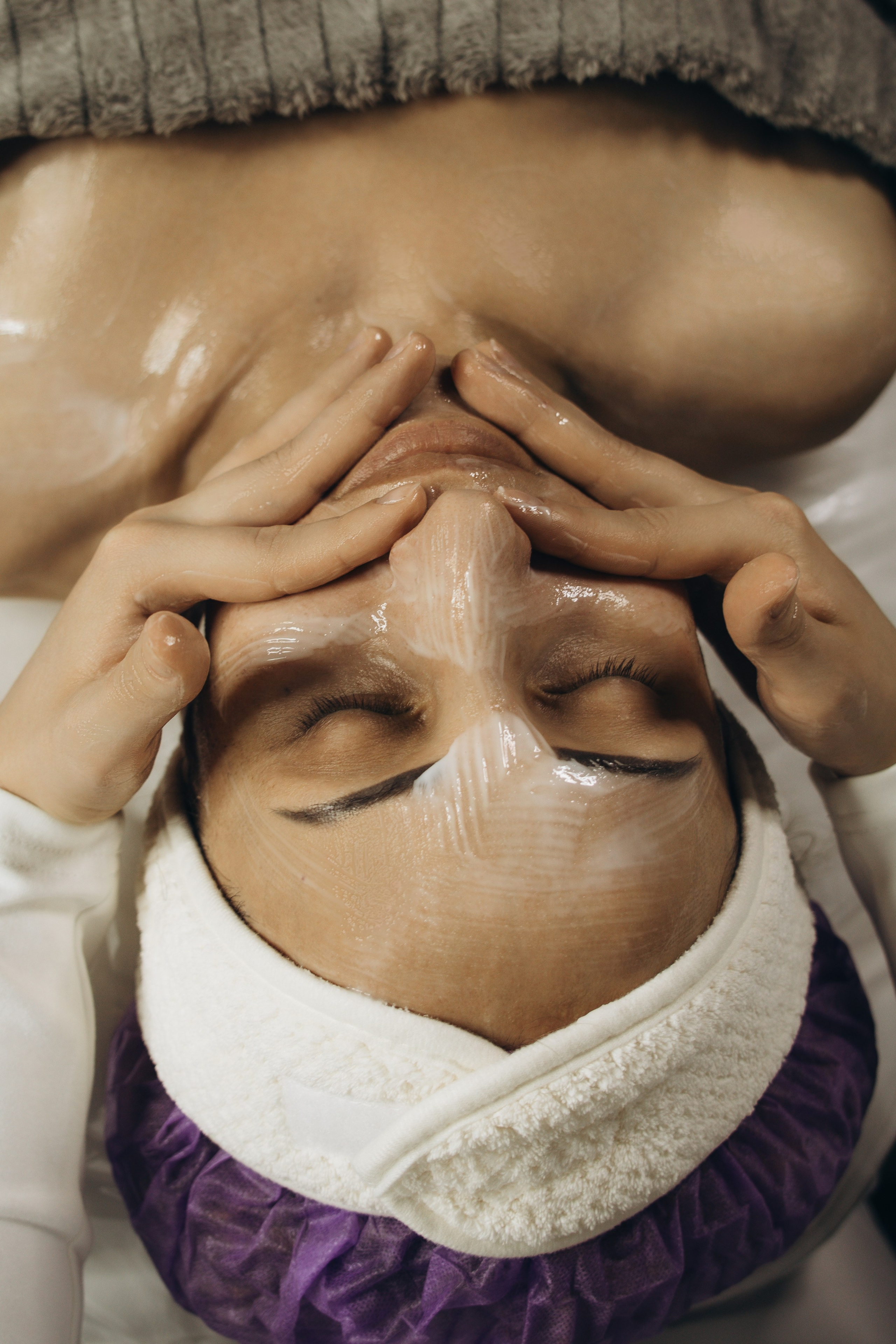 Руки косметолога во время уходовой процедуры, средний план