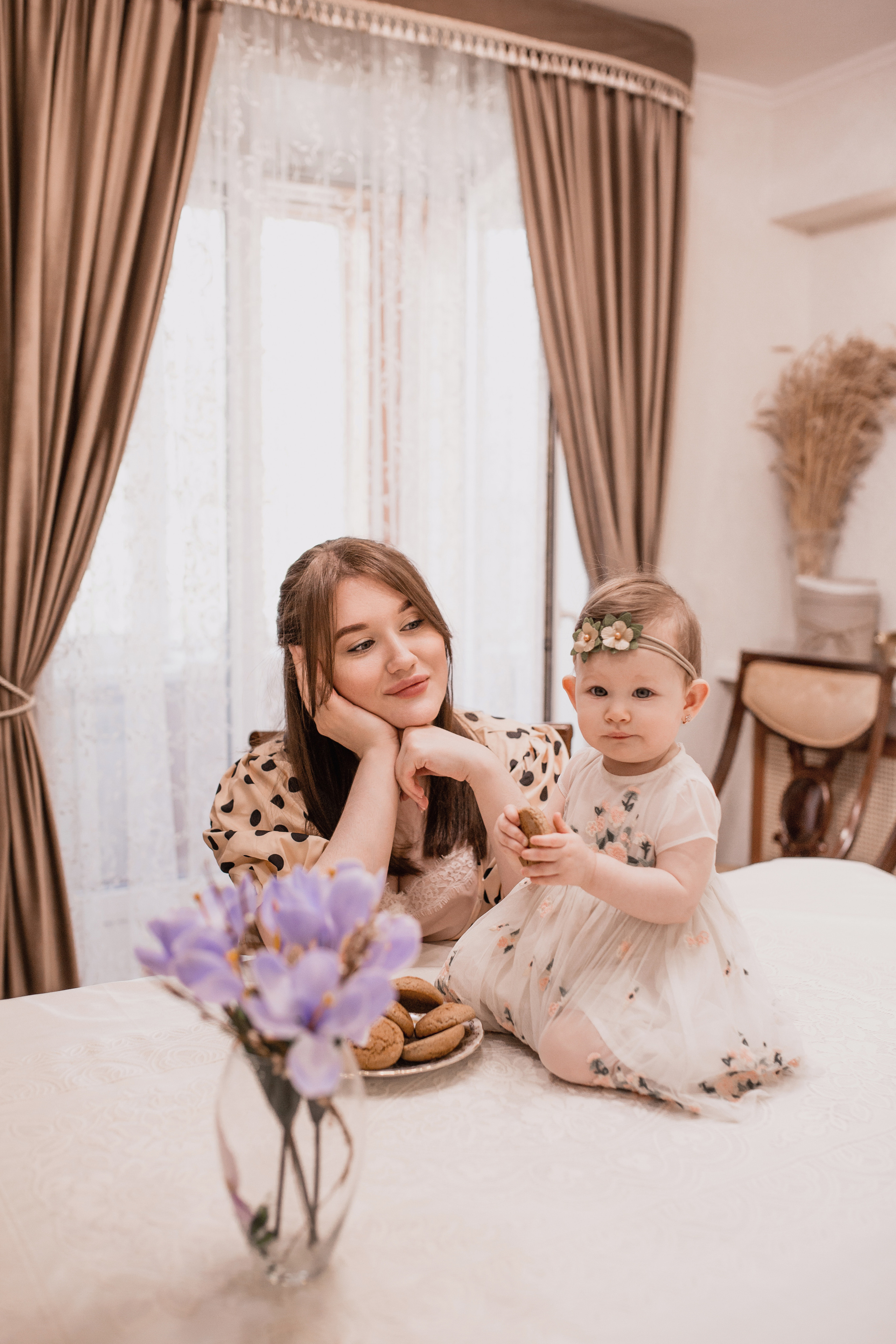 Алсу, Руслан и Раиночка дома. Главная