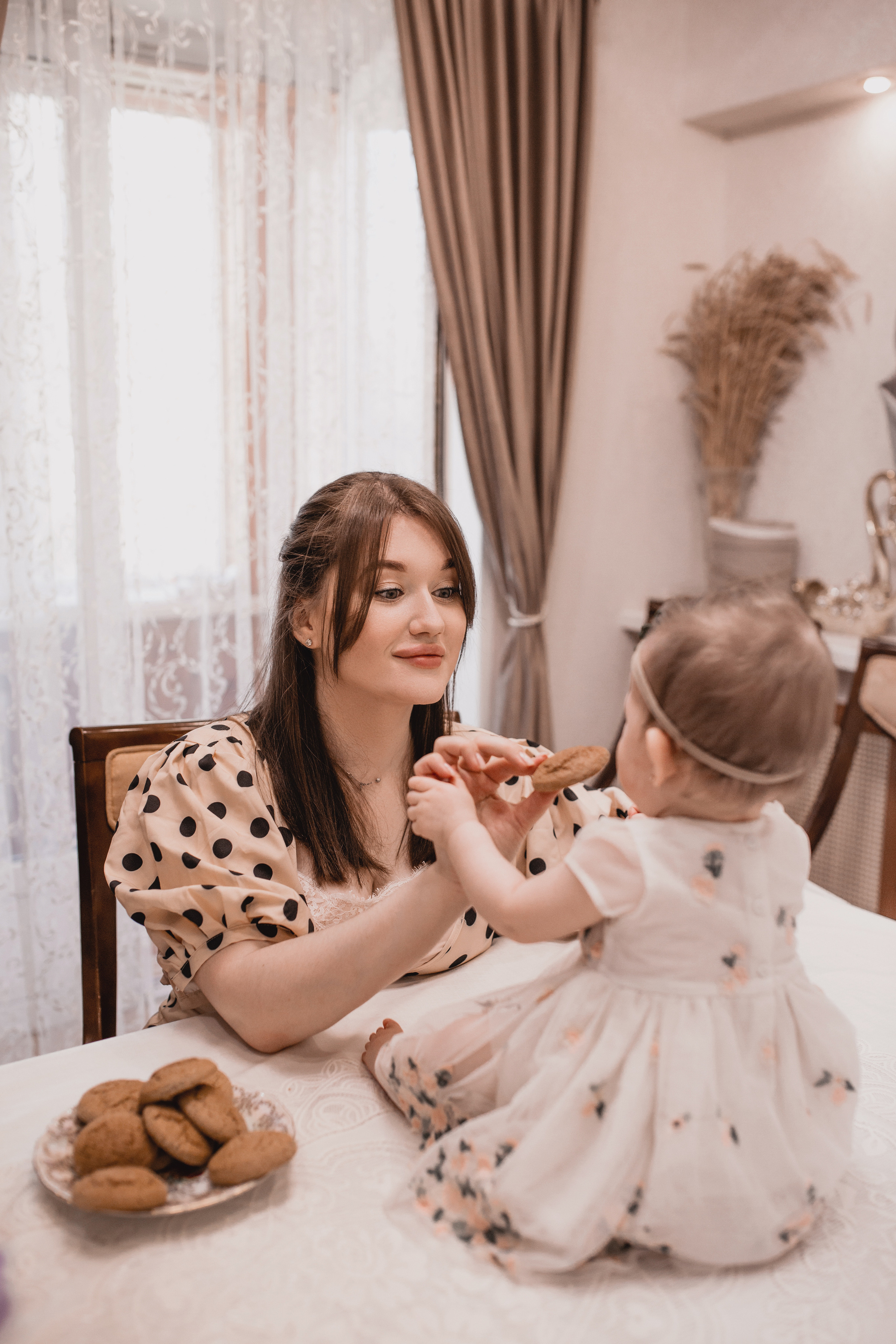 Алсу, Руслан и Раиночка дома. Главная