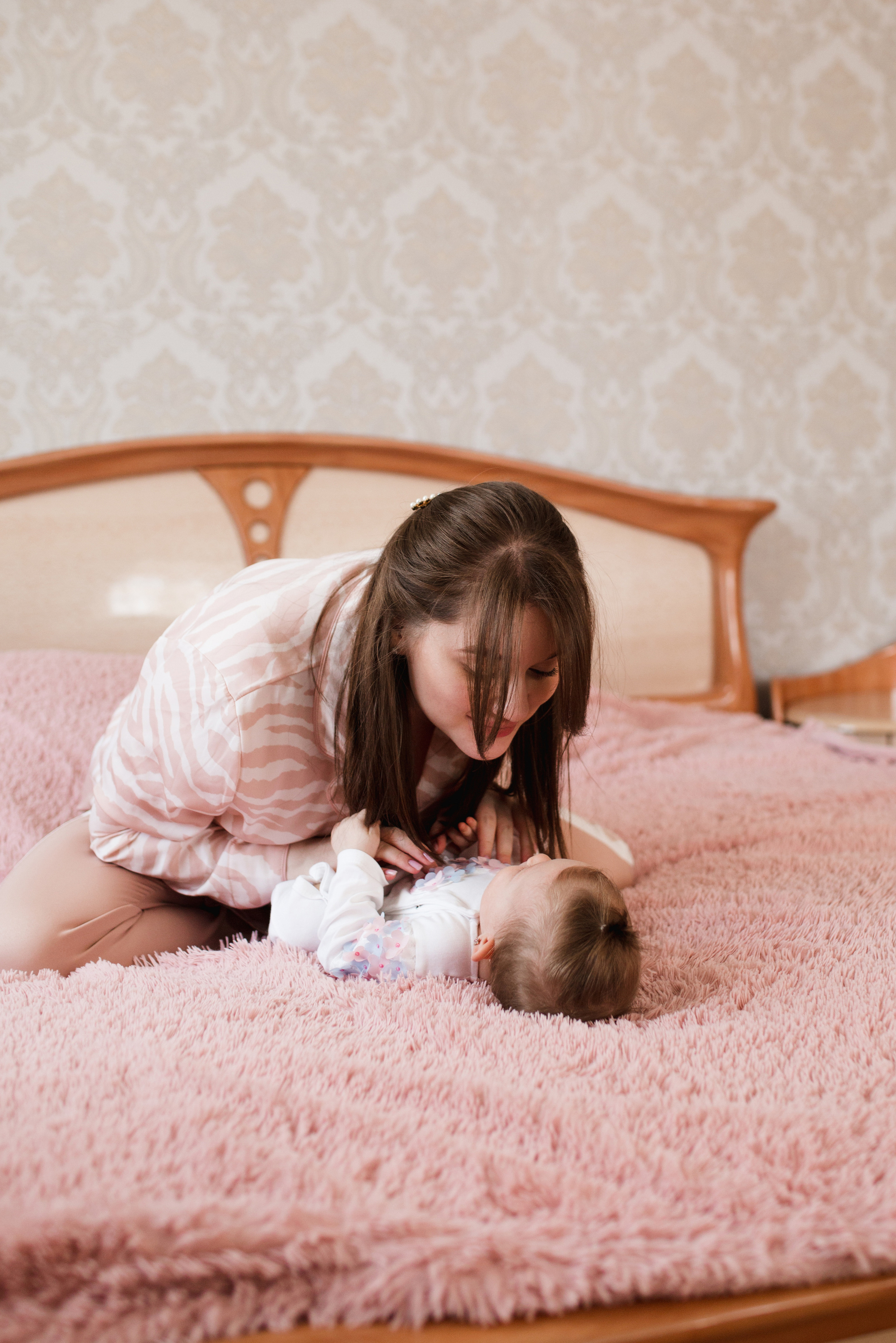 Алсу, Руслан и Раиночка дома. Главная