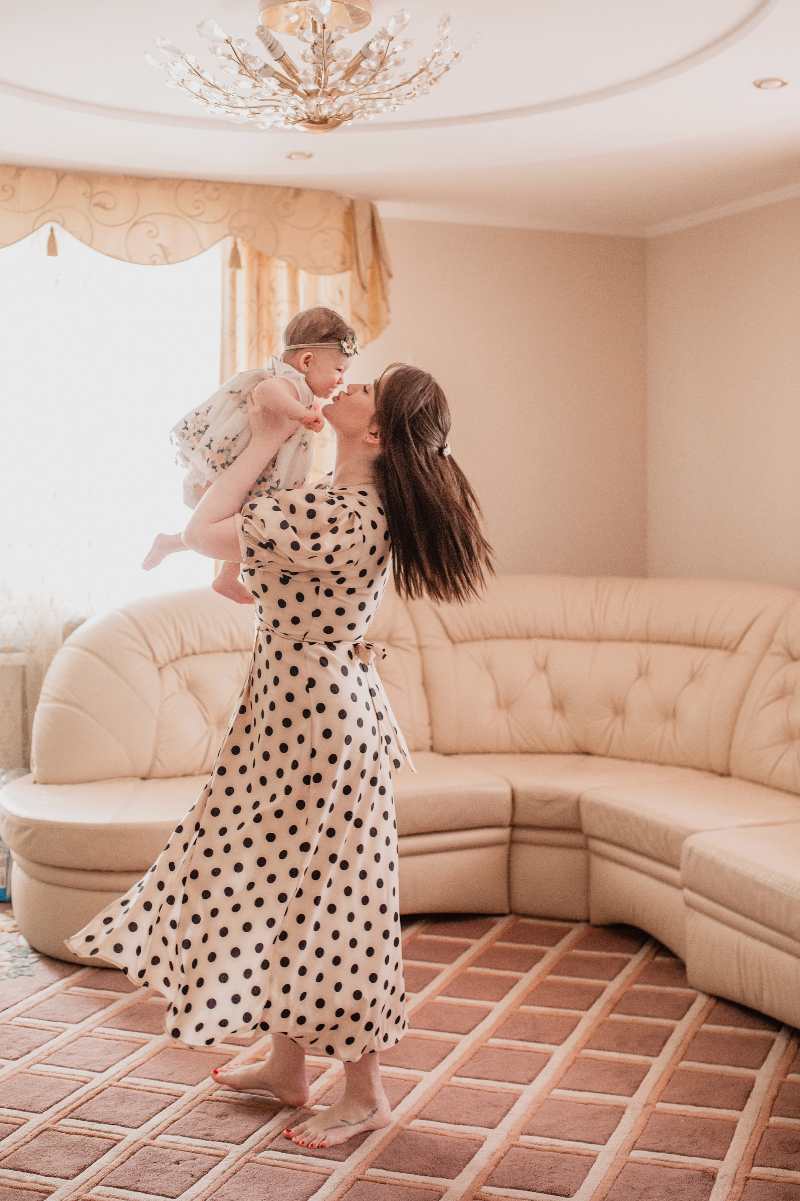 Алсу, Руслан и Раиночка дома. Главная