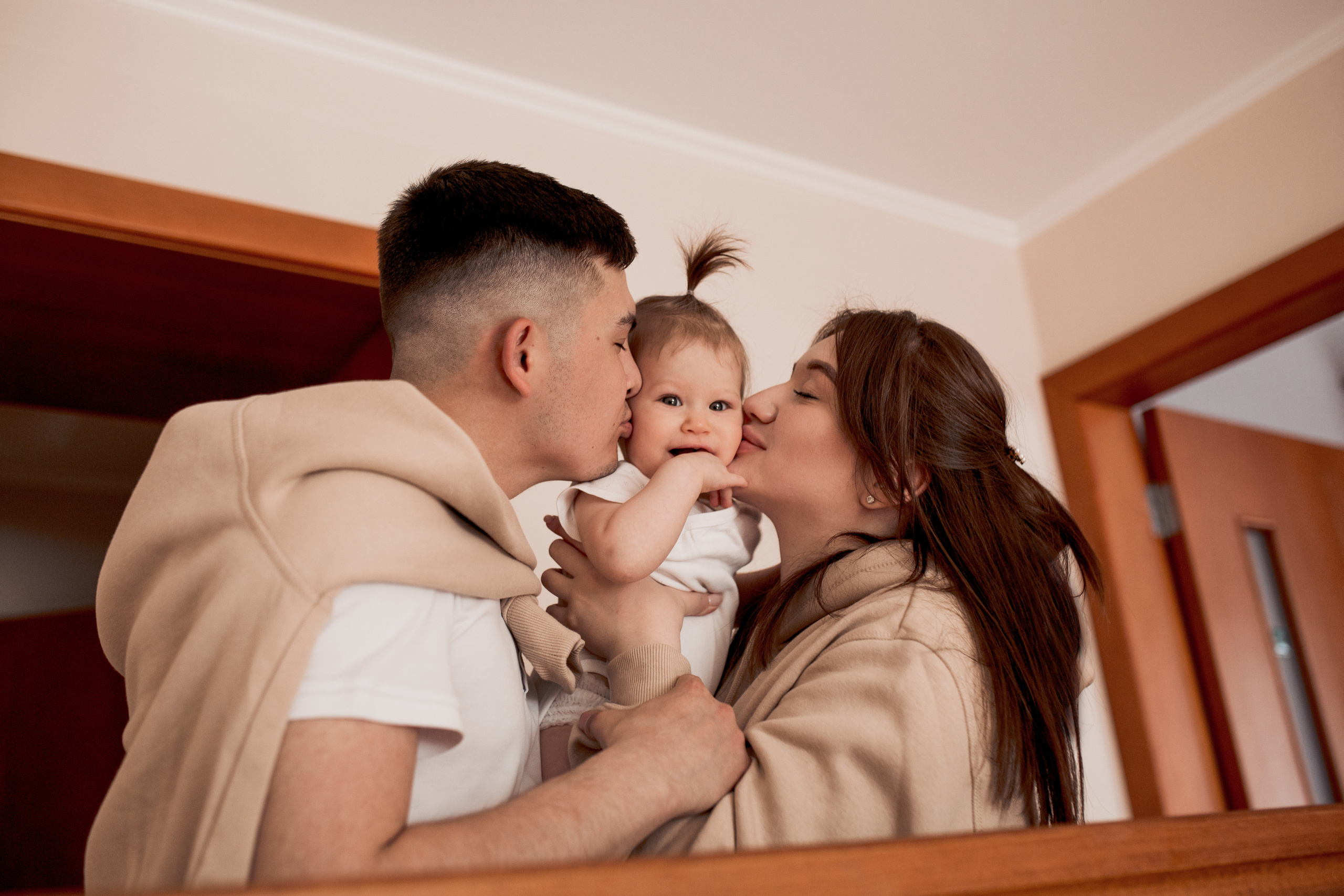 Алсу, Руслан и Раиночка дома. Главная