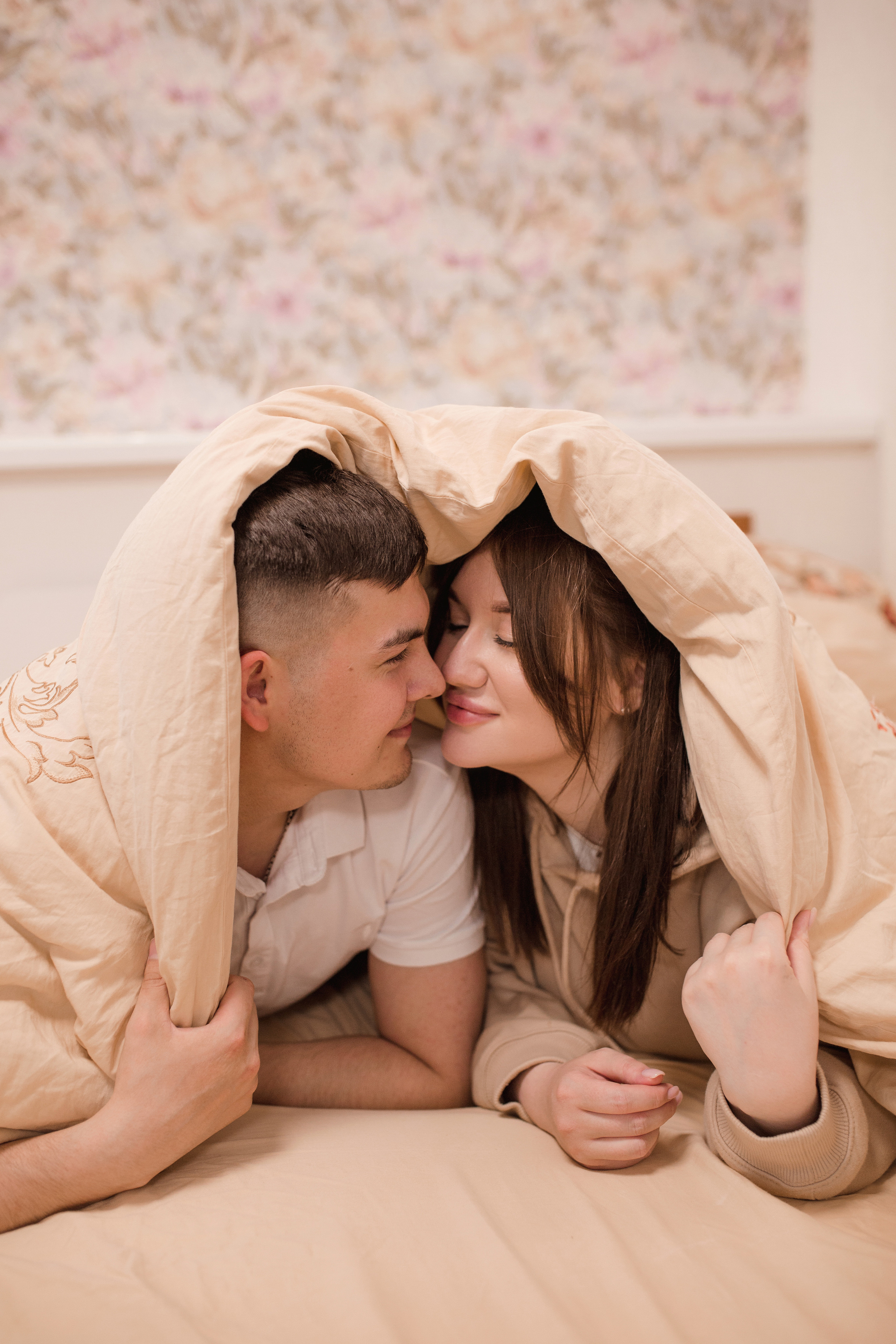 Алсу, Руслан и Раиночка дома. Главная