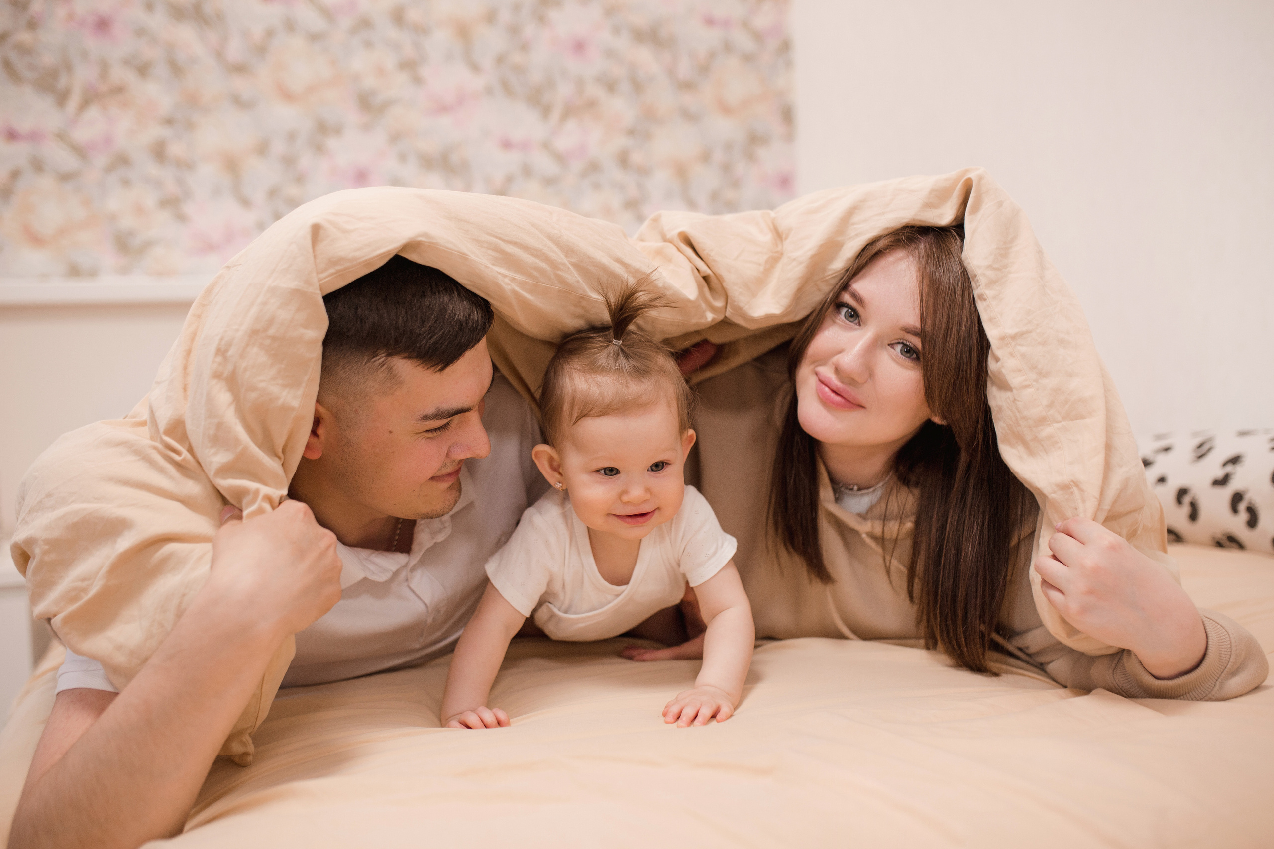 Алсу, Руслан и Раиночка дома. Главная