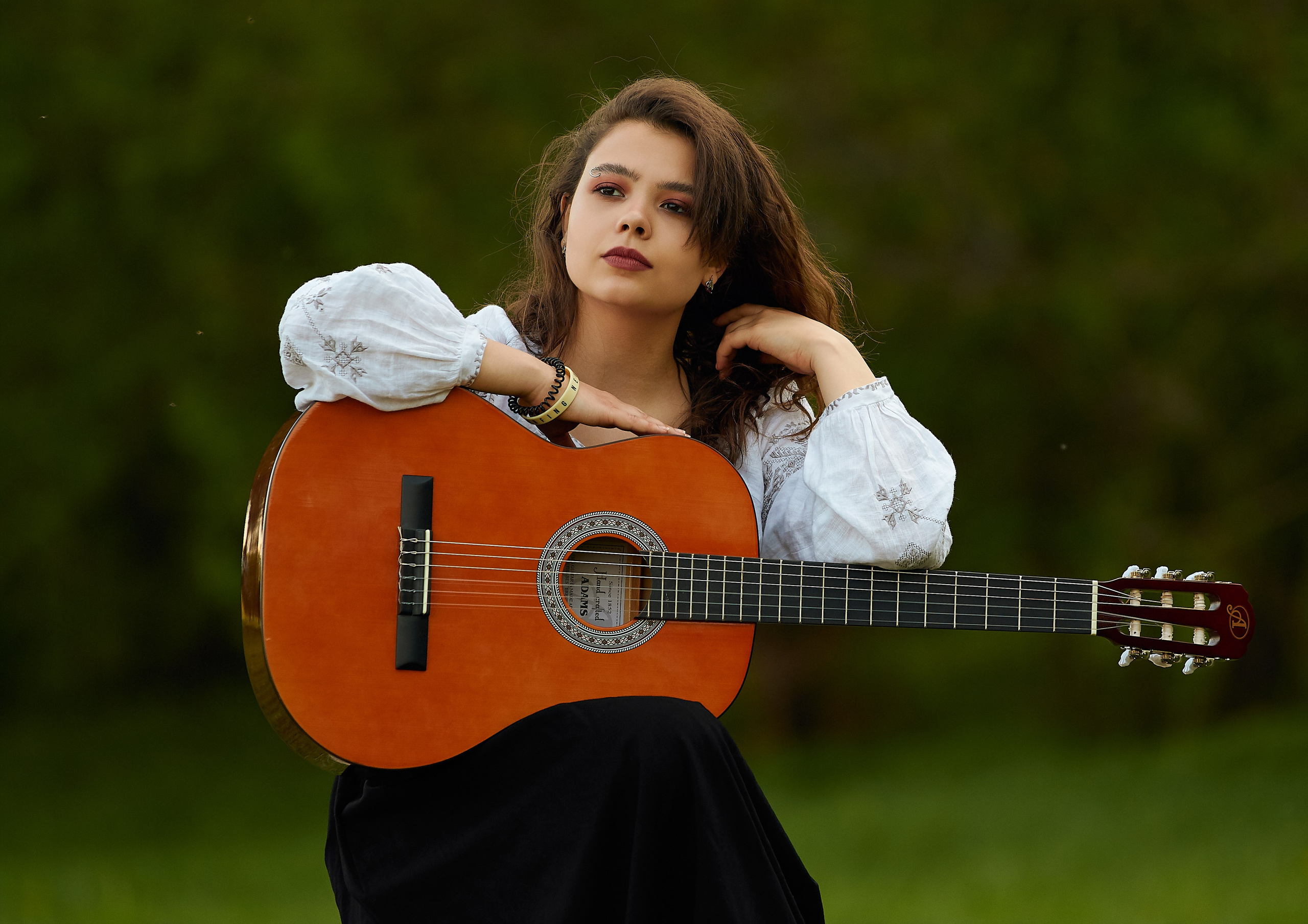 Alt-текст - Девушка в белой рубашке и чёрной юбке позирует с гитарой у пруда в Царицыно, отражение в воде