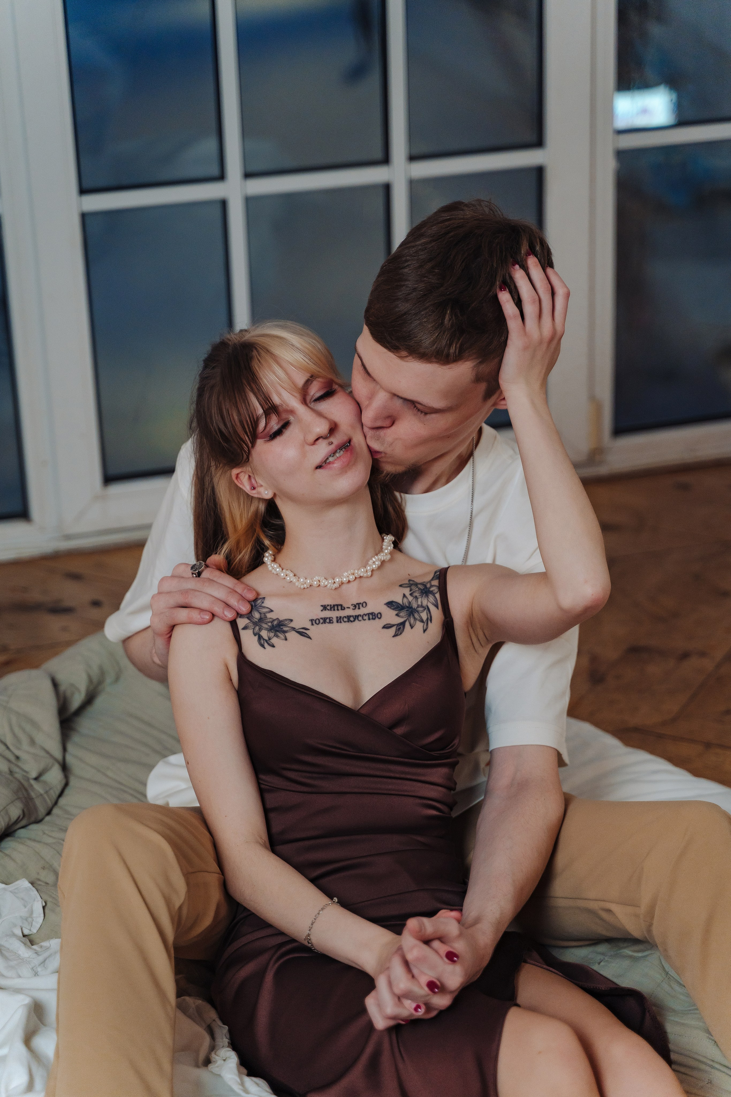 Зимняя фотосессия лавстори с предложением руки и сердца в фотостудии