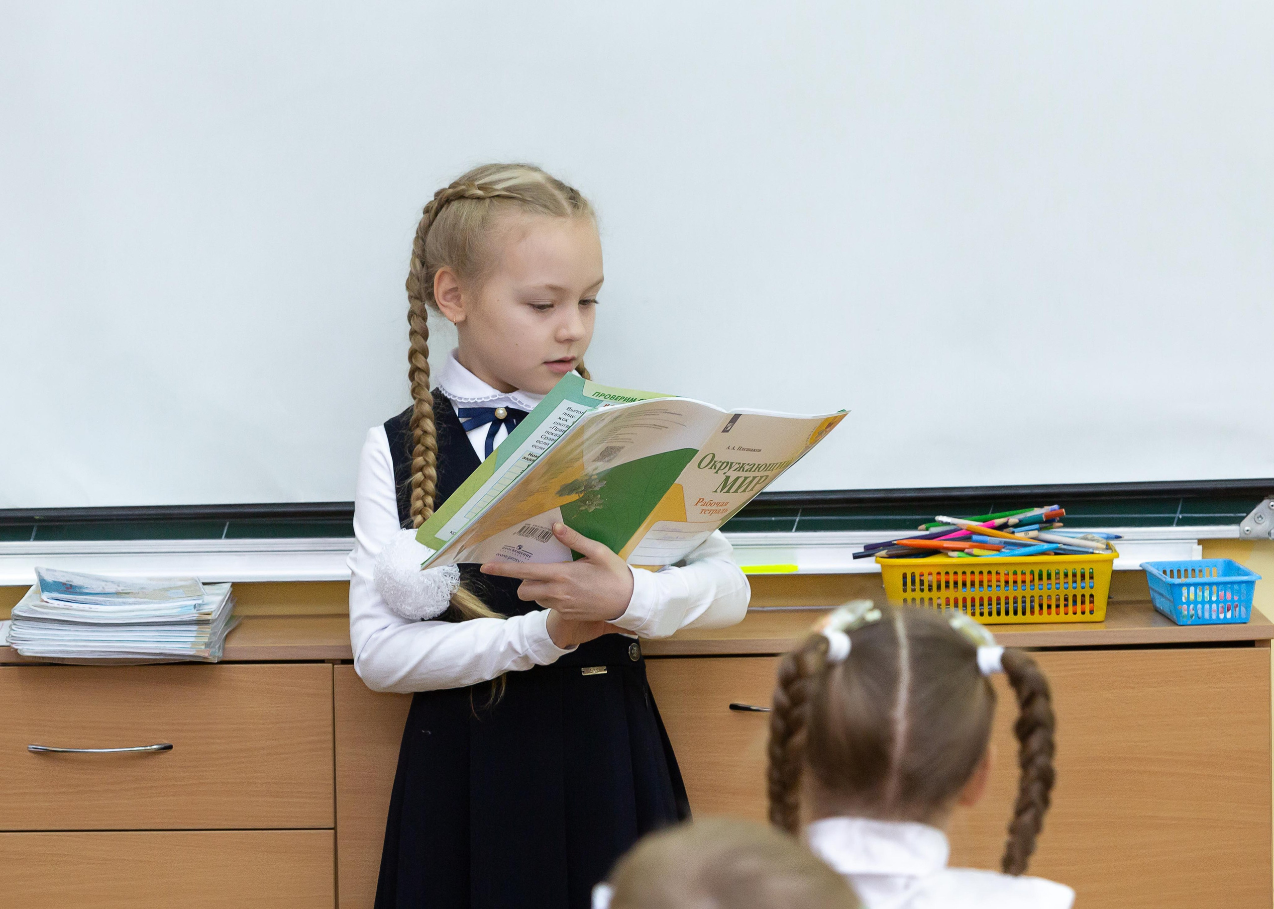 девочка у доски делает доклад