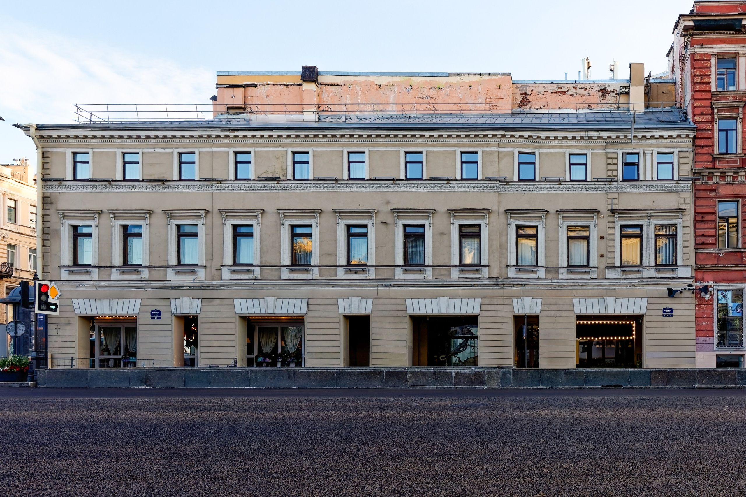Санкт-Петербург, Невский проспект, дом 52 (Садовая улица, дом 14). Дом Н.А. Бороздиной (К.И. Шредера), 1850 год. Архитектор Богуслав Богуславович Гейденрейх. 1880 год -Василий Иванович и Василий Васильевич Шауб (реконструкция). ОКНРЗ 7832647000