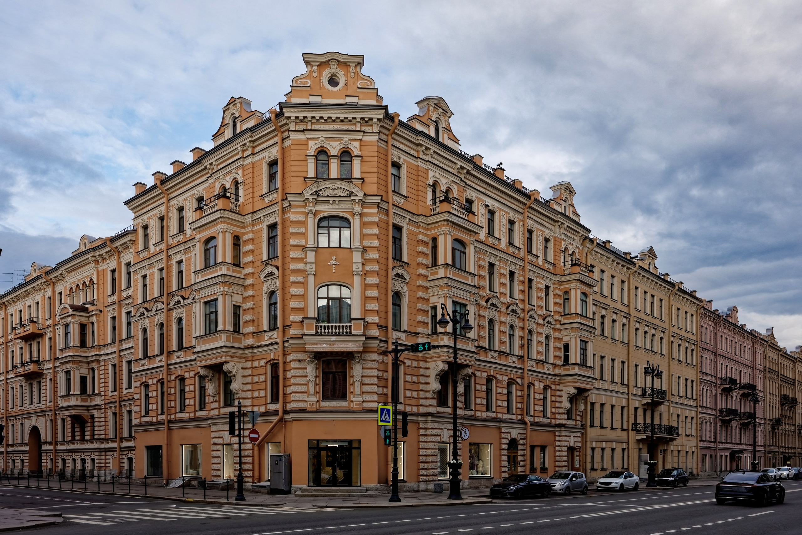 Санкт-Петербург, Невский проспект, дом 160. Доходный дом Парфеновых, 1880 год. Архитектор Григорий Алексеевич Соловьев.