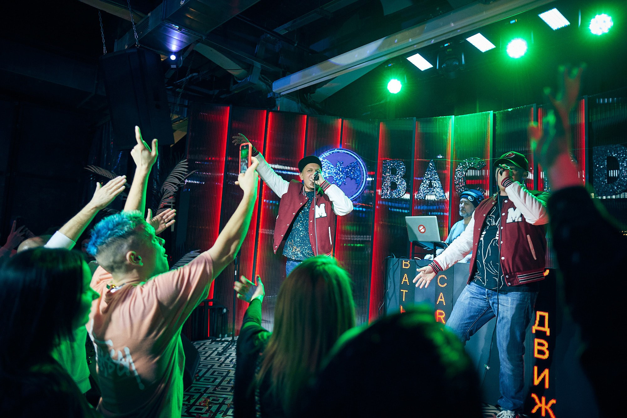 Фотограф на концерте группы «Мальчишник» — репортажная съёмка в баре. Репортажный фотограф в Москве — Дмитрий Тарасов | Съёмка мероприятий, концертов, корпоративов