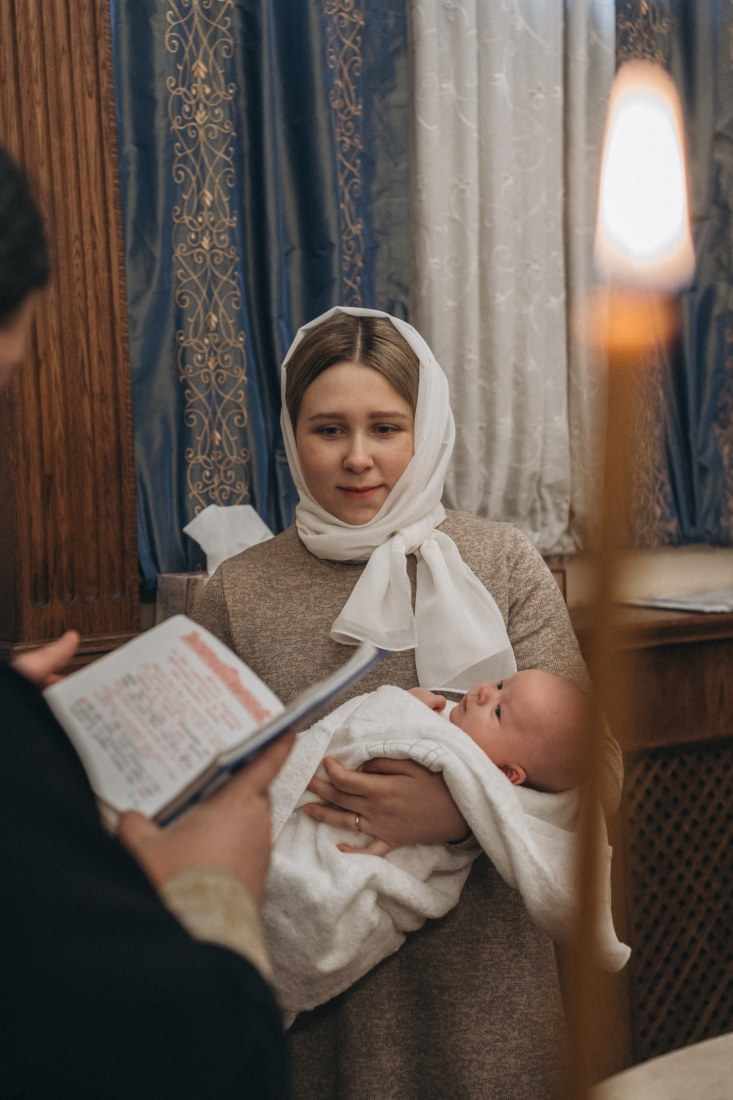 фотосессия крещения, фотограф таинства крещения Москва, ребенок с мамой крещение, фотограф на крещение Королев,  фотограф на таинство Крещения Мытищи, фотограф крещения Мытищи