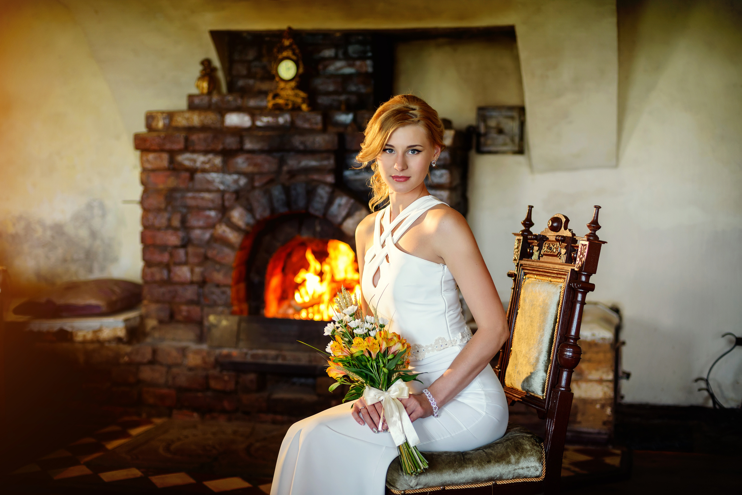 Портрет невесты у камина