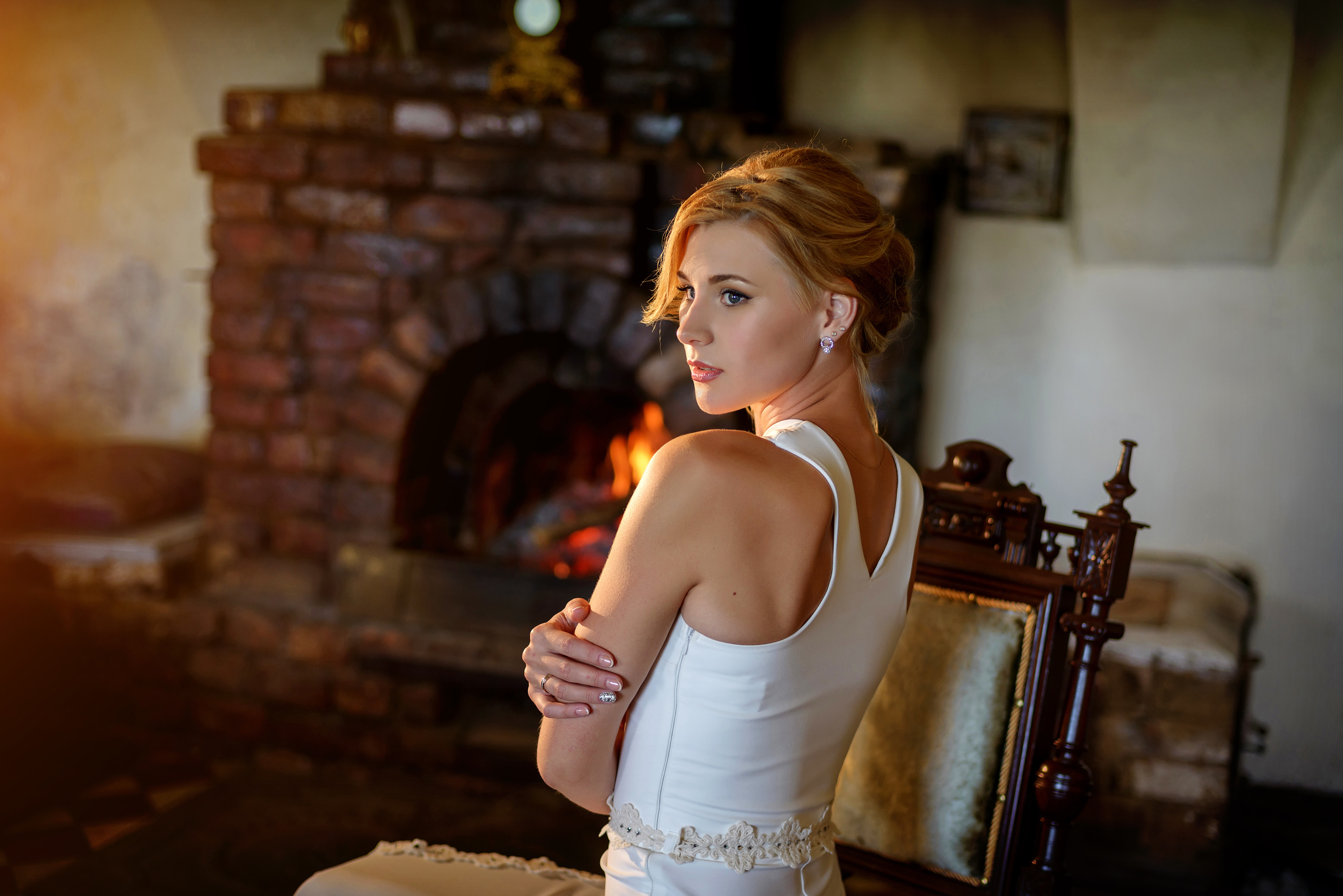 Портрет невесты у камина