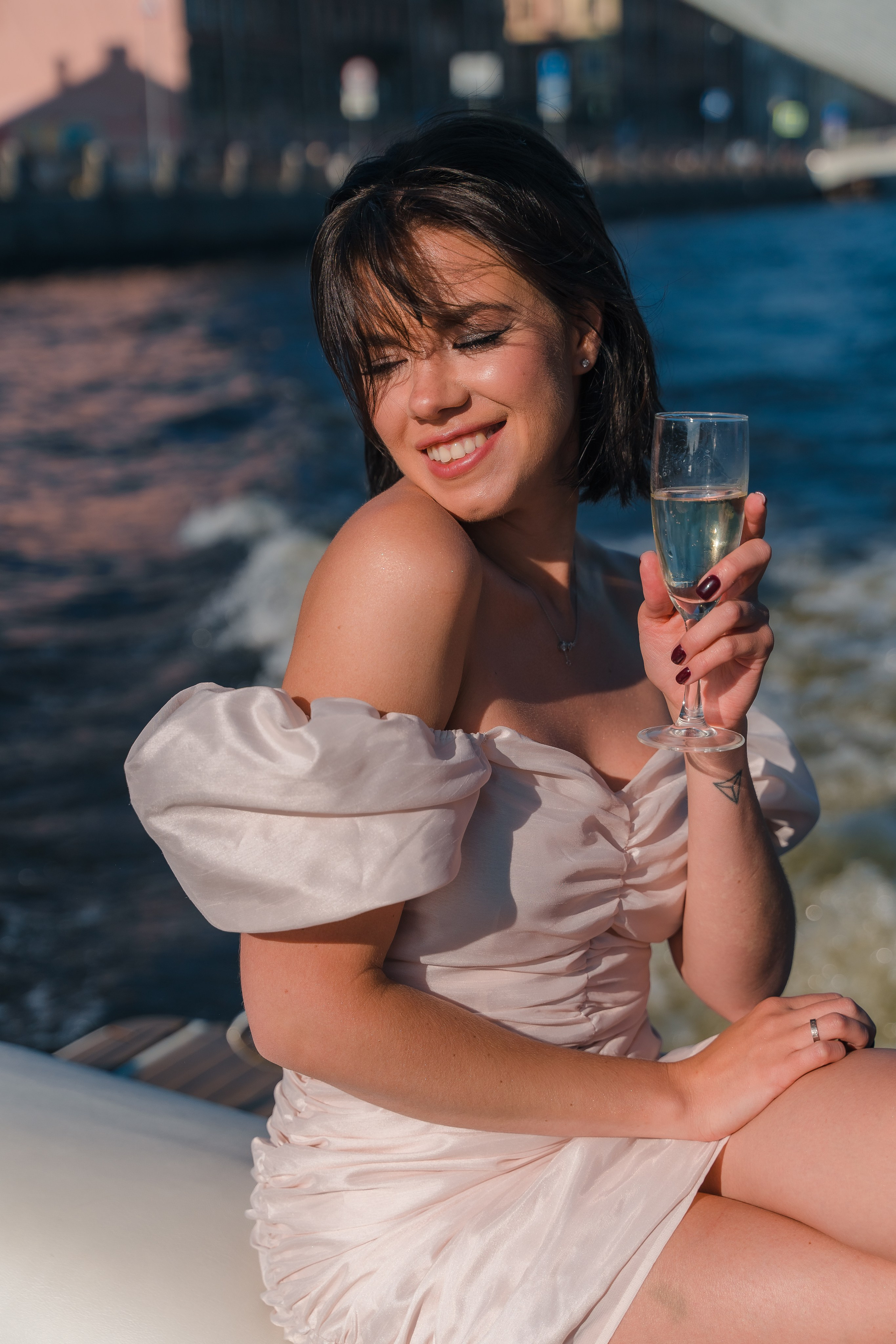 Фотосъемка девичника, встреча девушек, веселые женские портреты