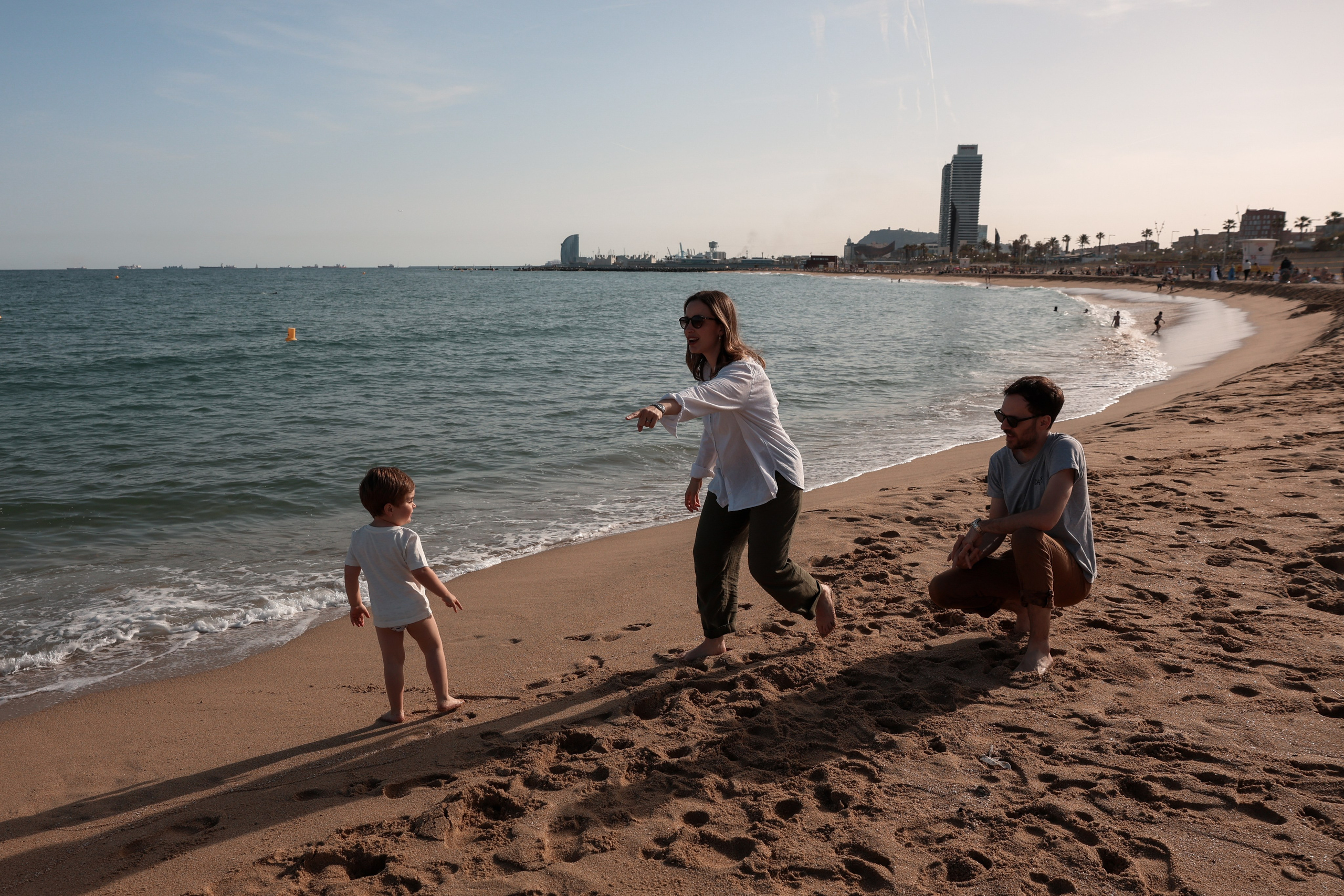 Family pizza at the sea. Natalia Zhuravleva|family, newborn, maternity photographer in Barcelona