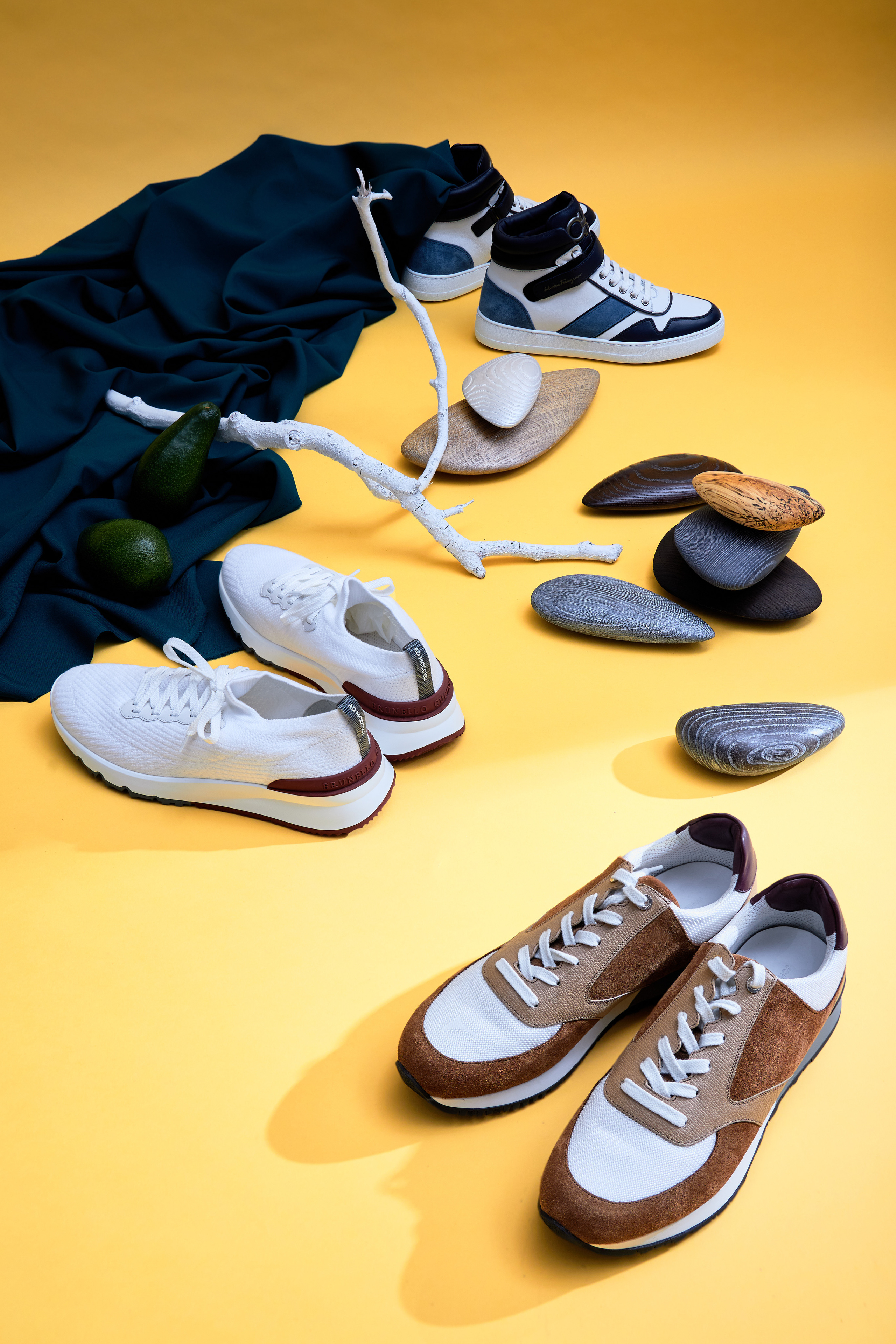 Кроссовки и камни